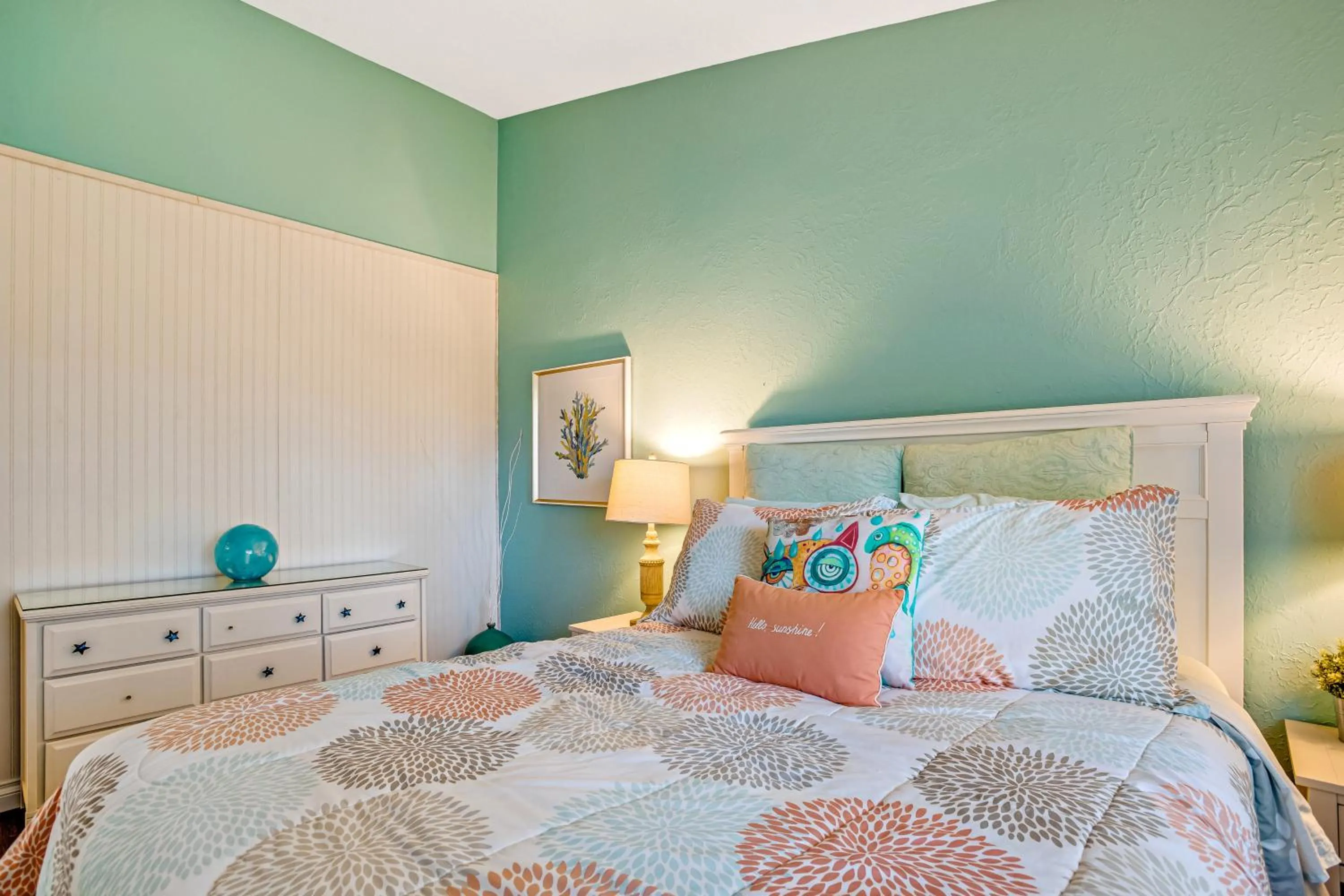 Bed in WindWard Dream Vacation Home