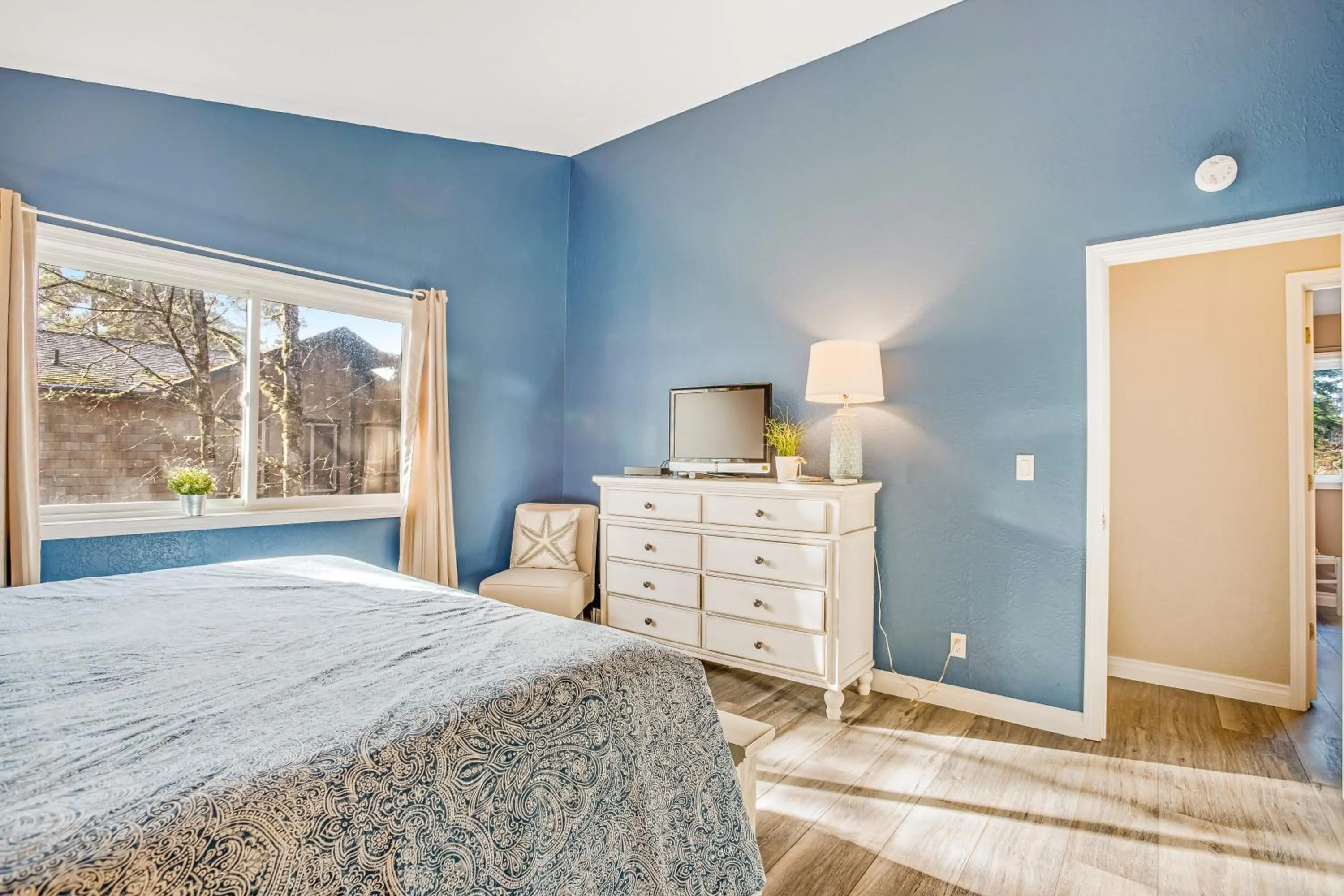 Bed in WindWard Dream Vacation Home