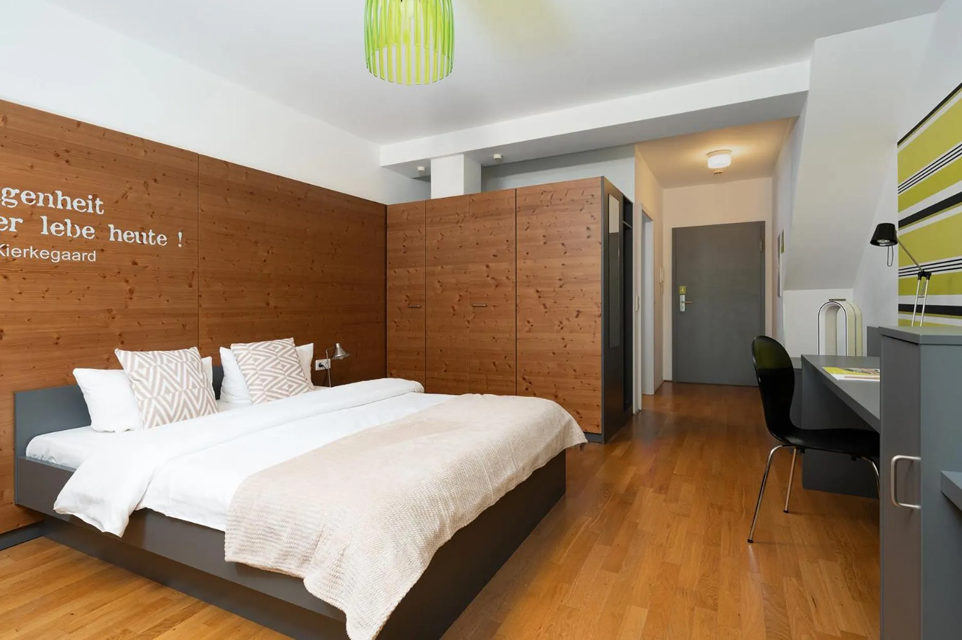 Bed in Hotel CampusZwei Komfortable Doppelzimmer & Apartments mit Küche Zentral in Ludwigsburg ideal für Business & Langzeitaufenthalte optional mit Frühstück