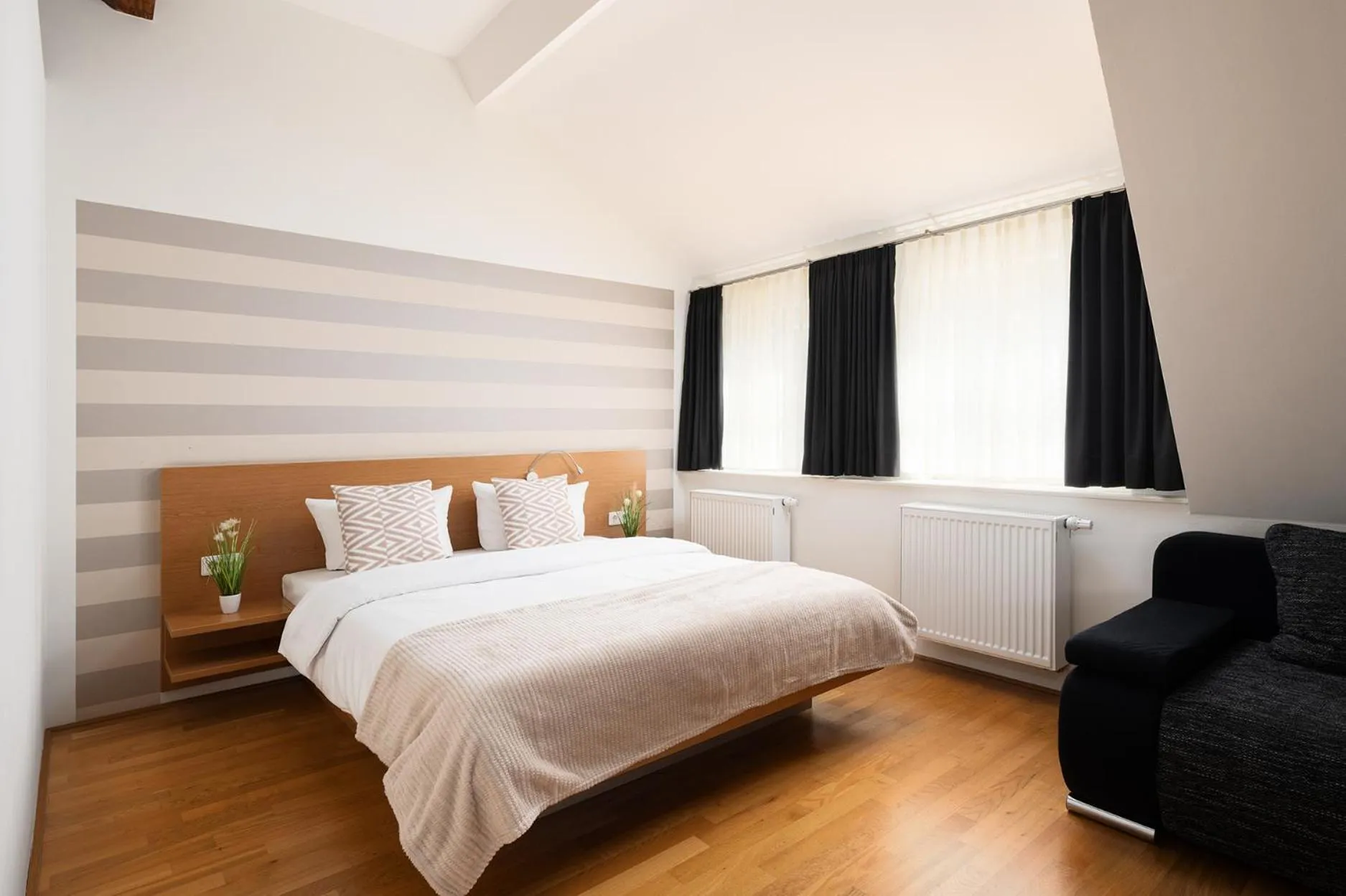 Bed in Hotel CampusZwei Komfortable Doppelzimmer & Apartments mit Küche Zentral in Ludwigsburg ideal für Business & Langzeitaufenthalte optional mit Frühstück