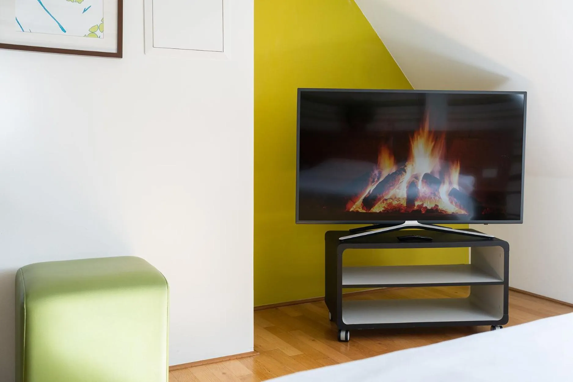 TV and multimedia in Hotel CampusZwei Komfortable Doppelzimmer & Apartments mit Küche Zentral in Ludwigsburg ideal für Business & Langzeitaufenthalte optional mit Frühstück