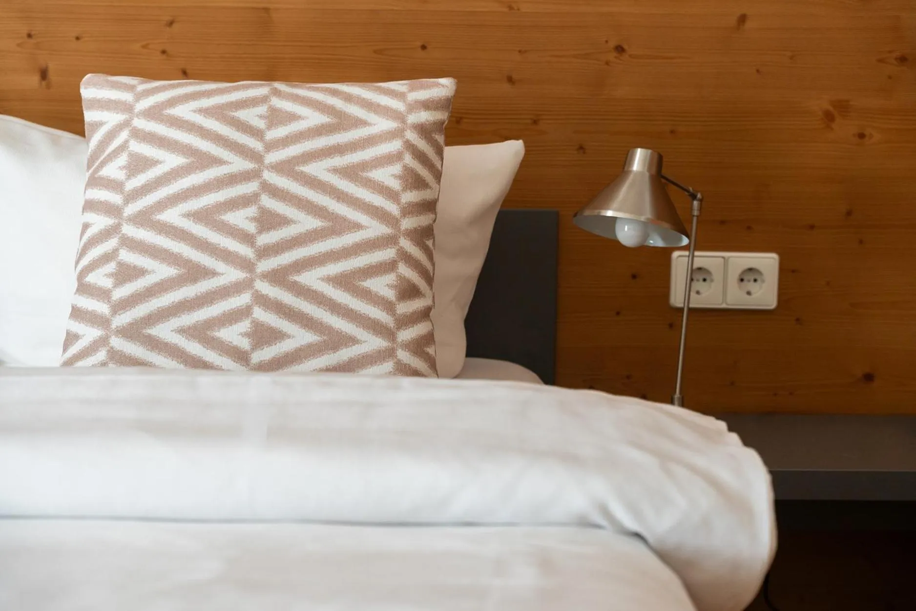 Bed in Hotel CampusZwei Komfortable Doppelzimmer & Apartments mit Küche Zentral in Ludwigsburg ideal für Business & Langzeitaufenthalte optional mit Frühstück