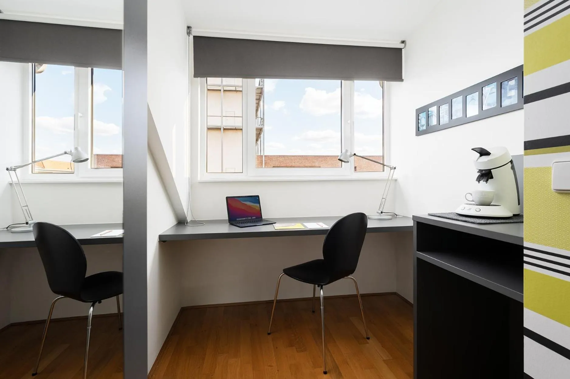 Seating area in Hotel CampusZwei Komfortable Doppelzimmer & Apartments mit Küche Zentral in Ludwigsburg ideal für Business & Langzeitaufenthalte optional mit Frühstück