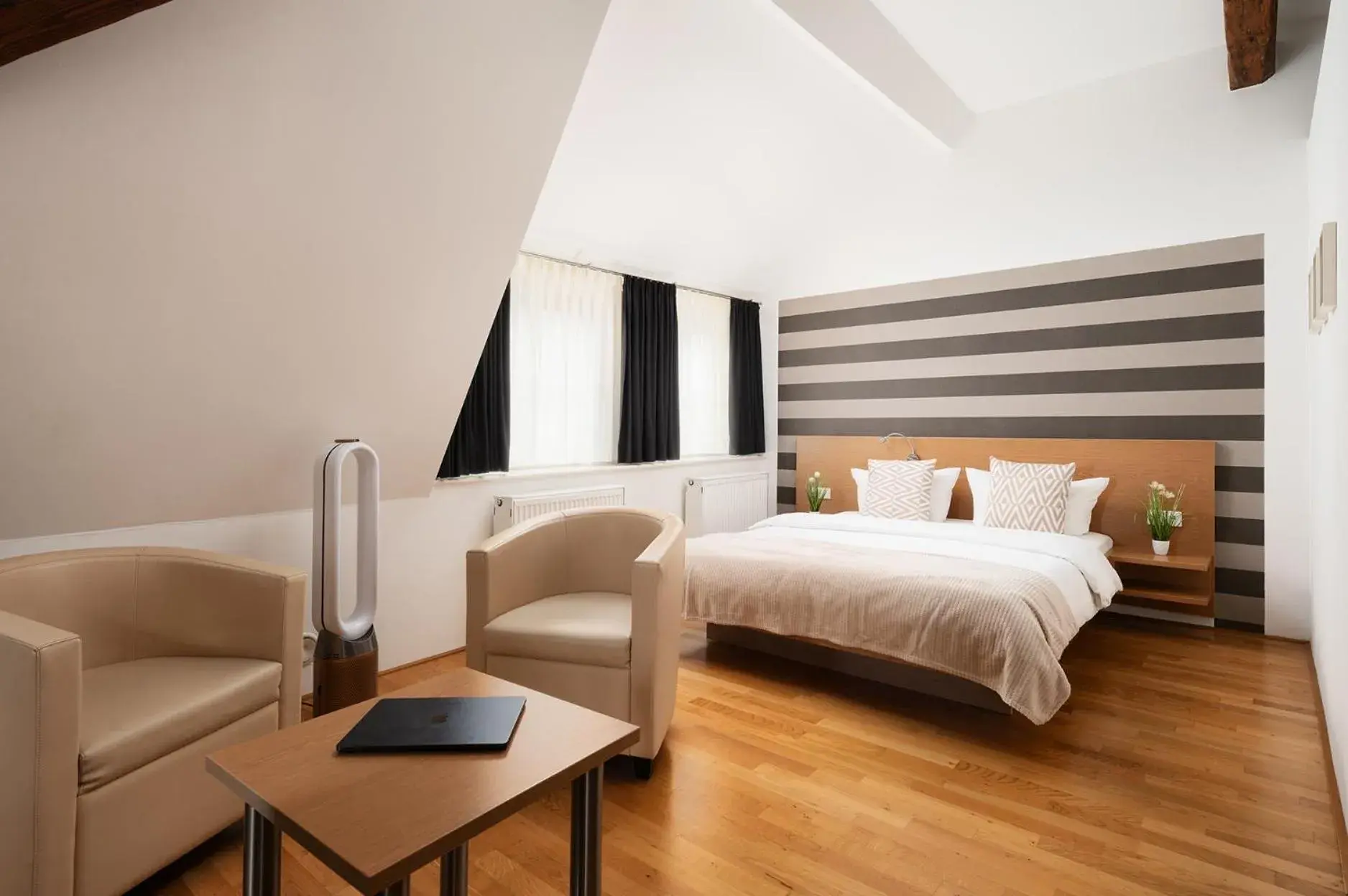Studio in Hotel CampusZwei Komfortable Doppelzimmer & Apartments mit Küche Zentral in Ludwigsburg ideal für Business & Langzeitaufenthalte 24h Check in Kinder bis 14 Jahre übernachten kostenlos Studio in Hotel CampusZwei Komfortable Doppelzimmer & Apartments mit Küche Zentral in Ludwigsburg ideal für Business & Langzeitaufenthalte 24h Check in Kinder bis 14 Jahre übernachten kostenlos