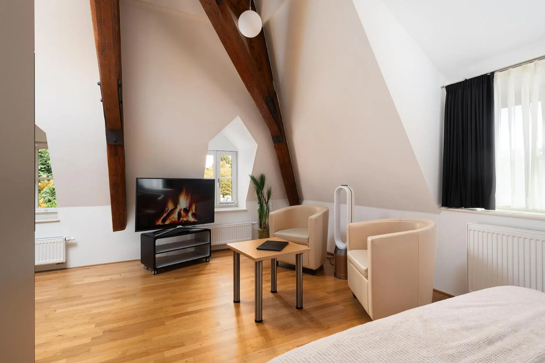 TV and multimedia in Hotel CampusZwei Komfortable Doppelzimmer & Apartments mit Küche Zentral in Ludwigsburg ideal für Business & Langzeitaufenthalte optional mit Frühstück