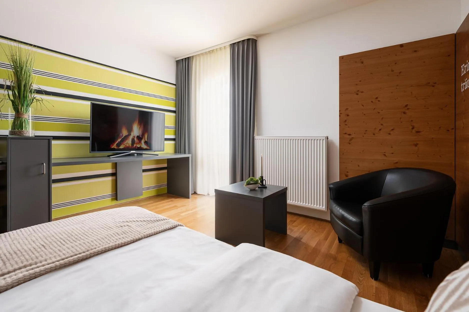 Bed in Hotel CampusZwei Komfortable Doppelzimmer & Apartments mit Küche Zentral in Ludwigsburg ideal für Business & Langzeitaufenthalte optional mit Frühstück