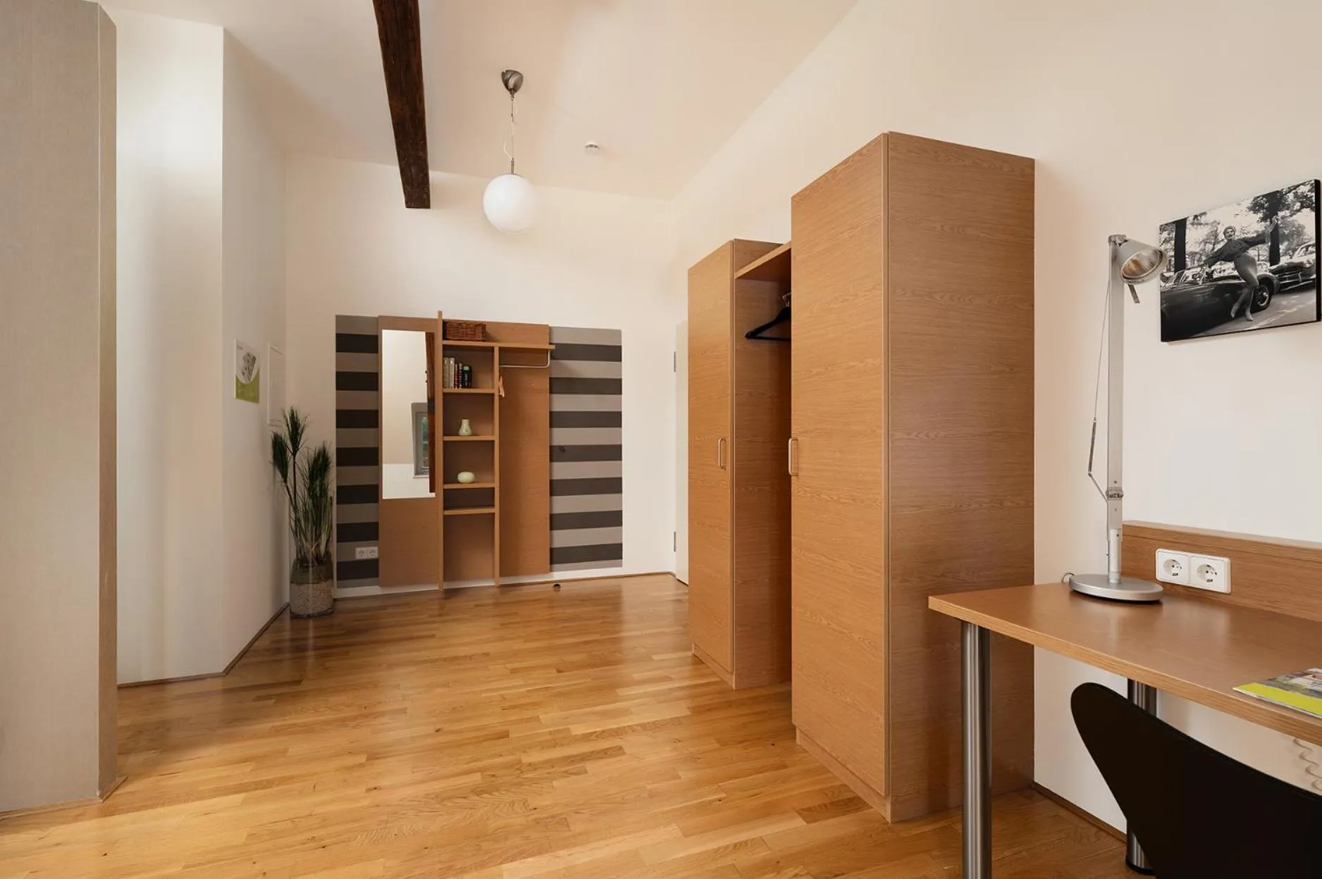 wardrobe in Hotel CampusZwei Komfortable Doppelzimmer & Apartments mit Küche Zentral in Ludwigsburg ideal für Business & Langzeitaufenthalte optional mit Frühstück