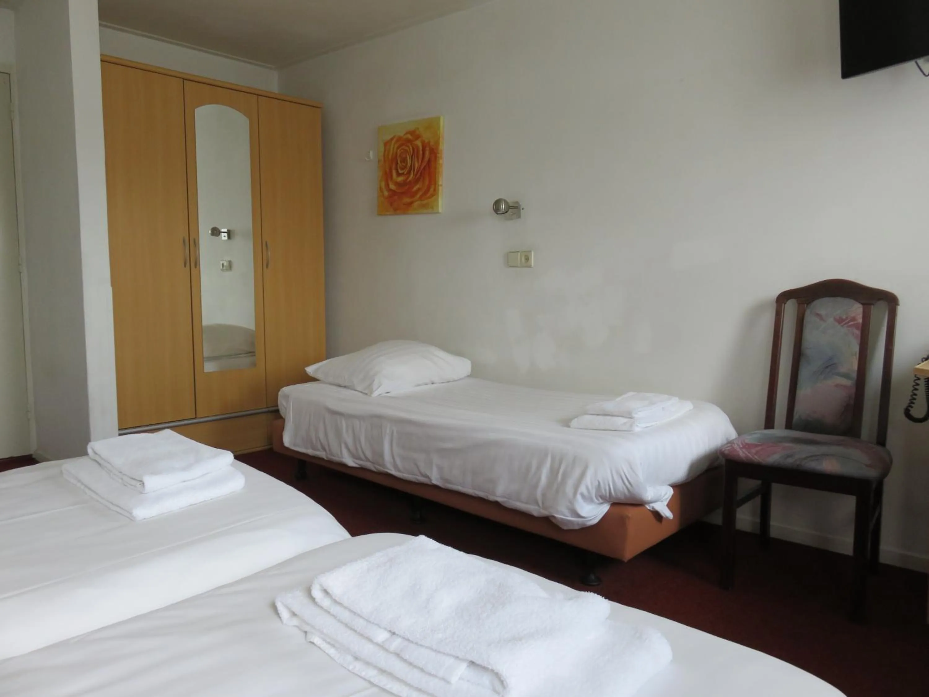 Photo of the whole room, Bed in Hotel American