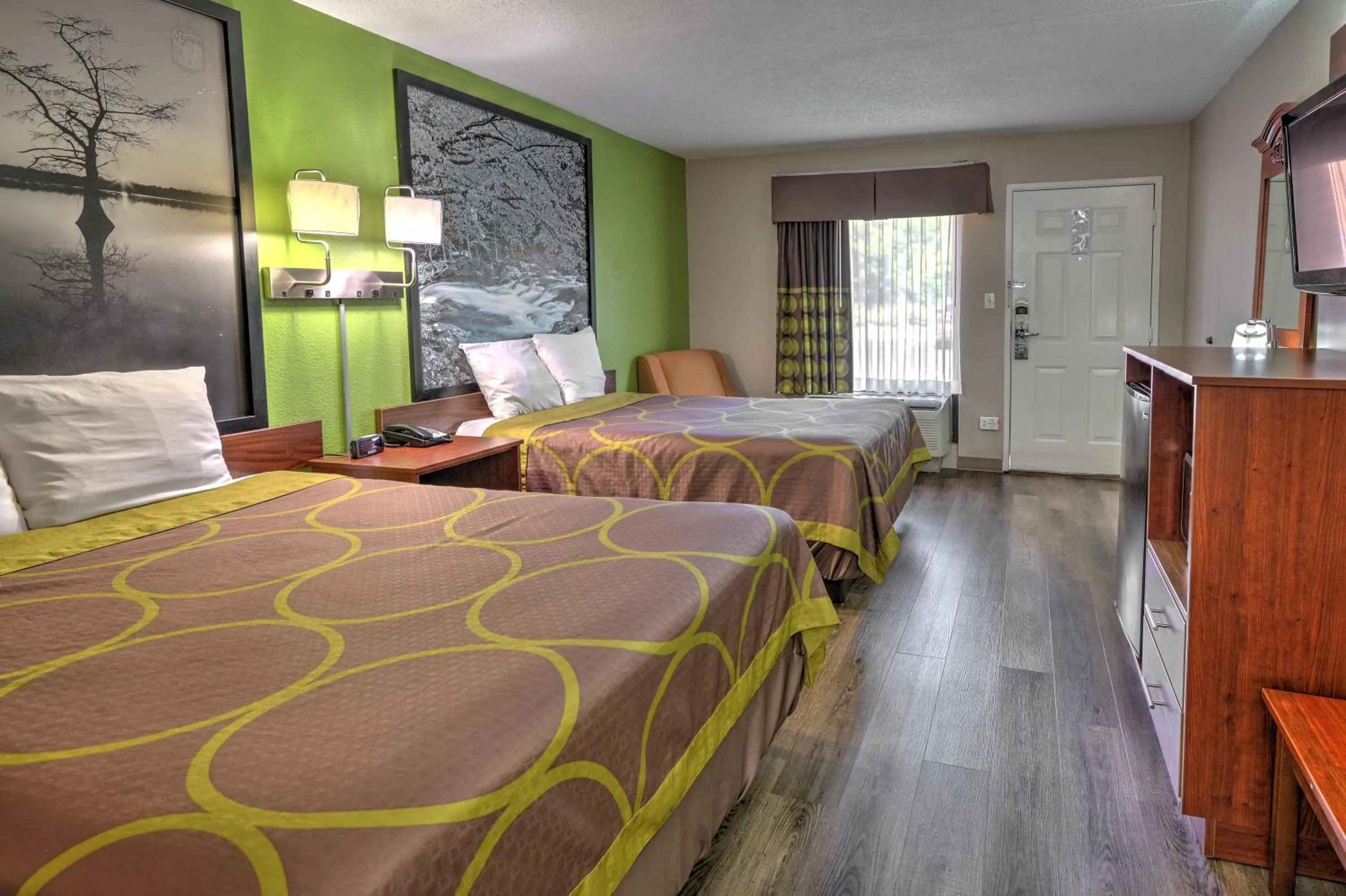 Bed in Super 8 by Wyndham Knoxville West/Farragut