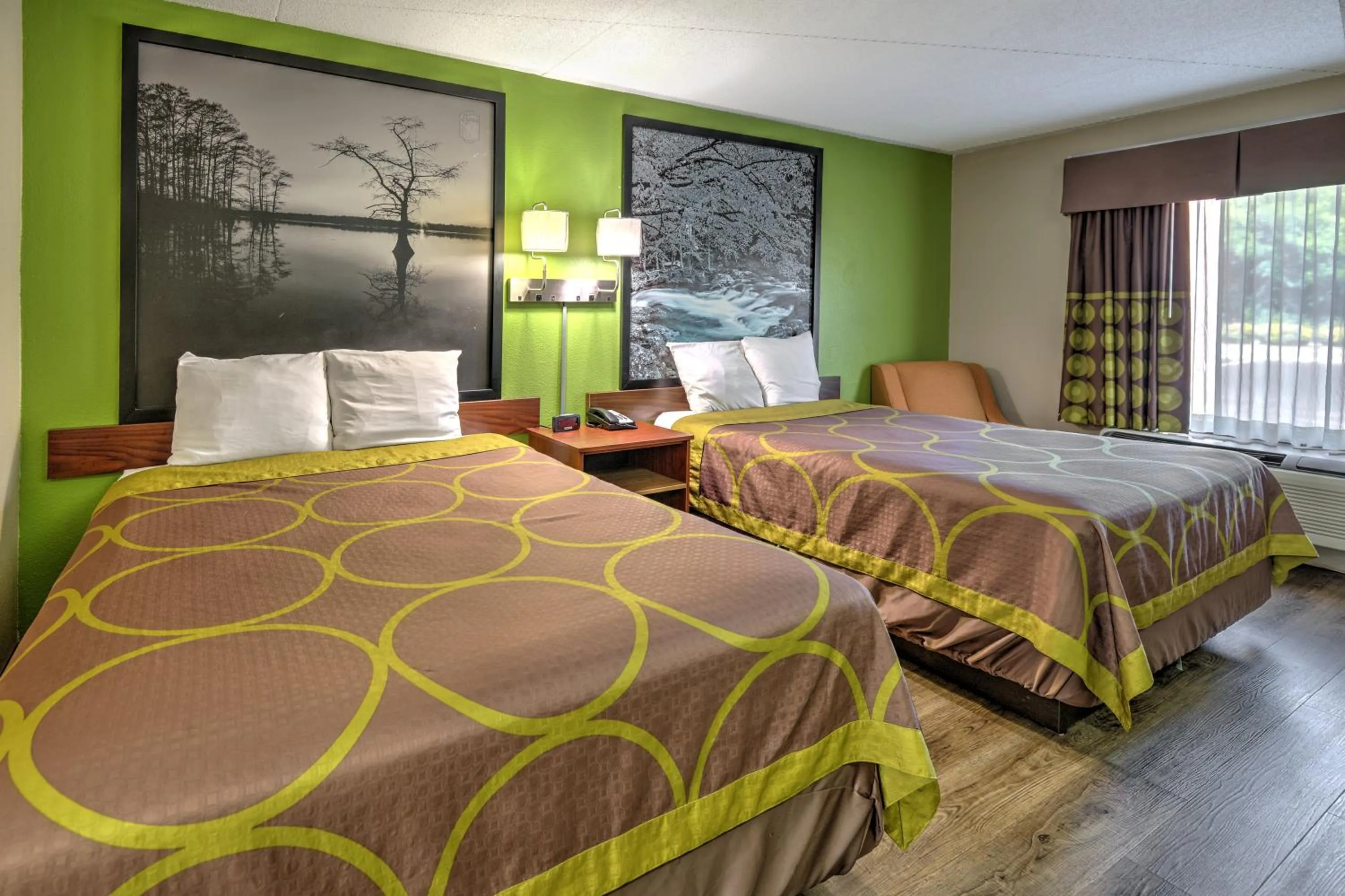 Bed in Super 8 by Wyndham Knoxville West/Farragut