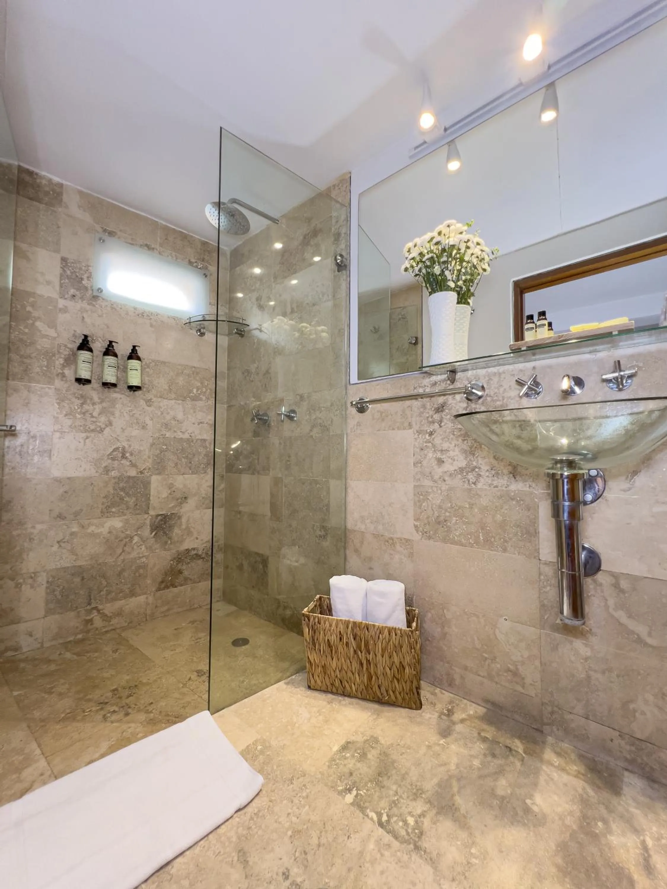 Shower in Casa Claver Loft Boutique Hotel