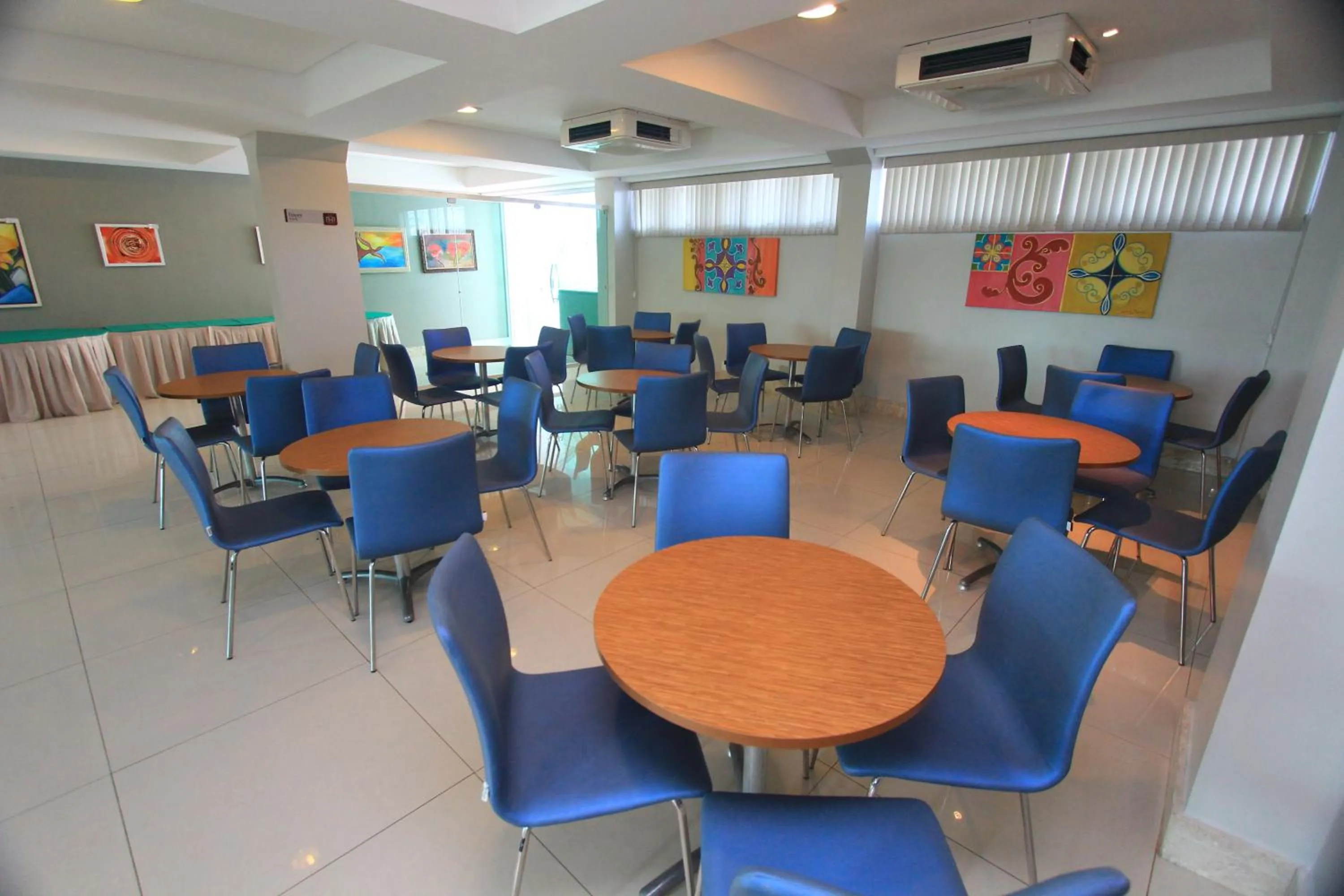 Restaurant/places to eat in Real Classic Hotel