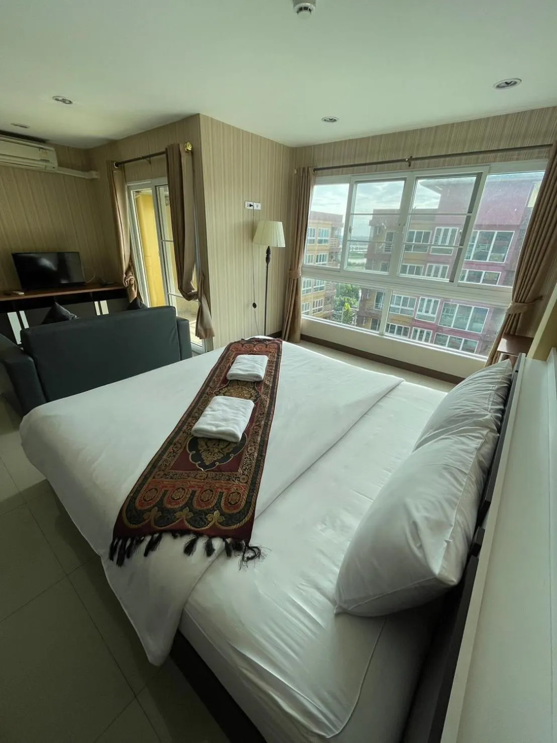 Photo of the whole room, Bed in H2DO Hotel