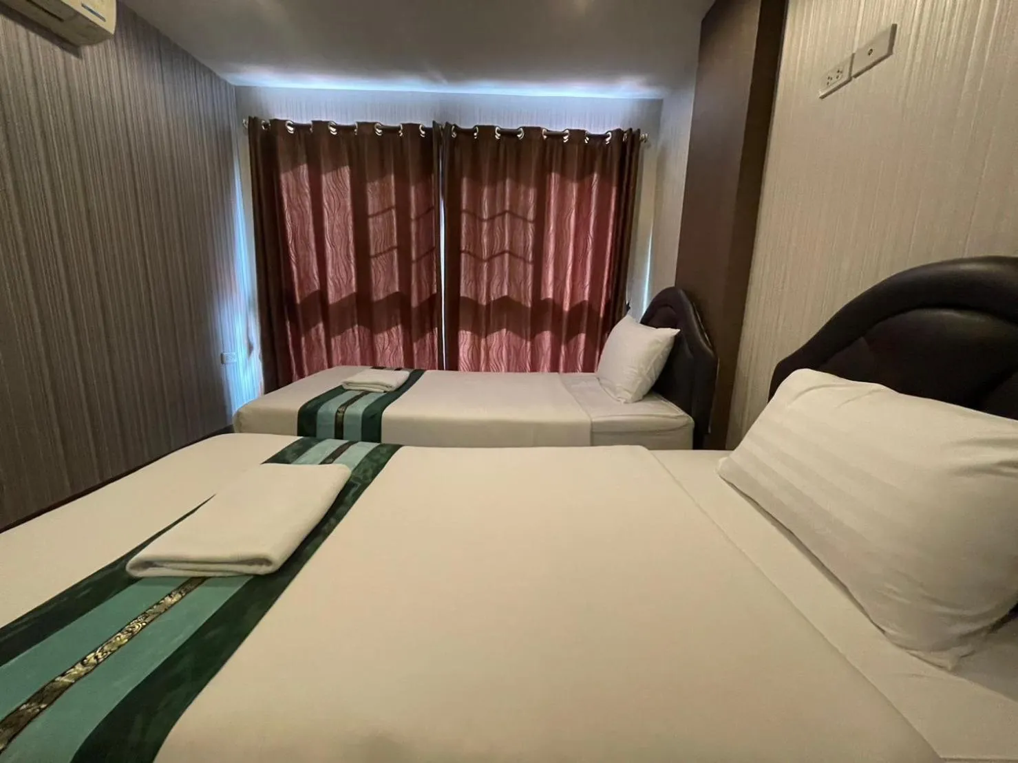 Photo of the whole room, Bed in H2DO Hotel