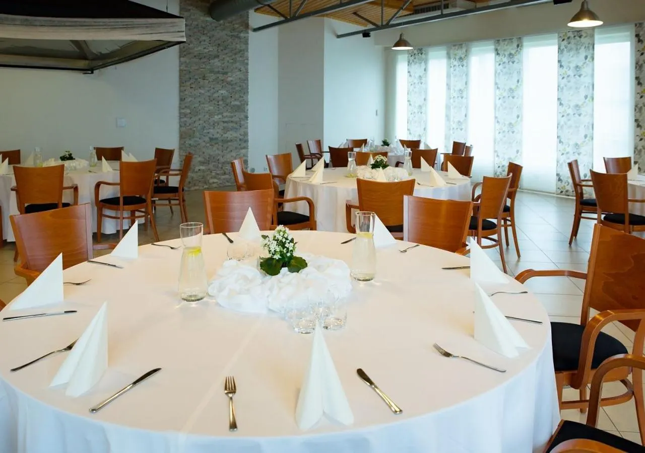 Restaurant/places to eat in Hotel Jana Congress & Wellness