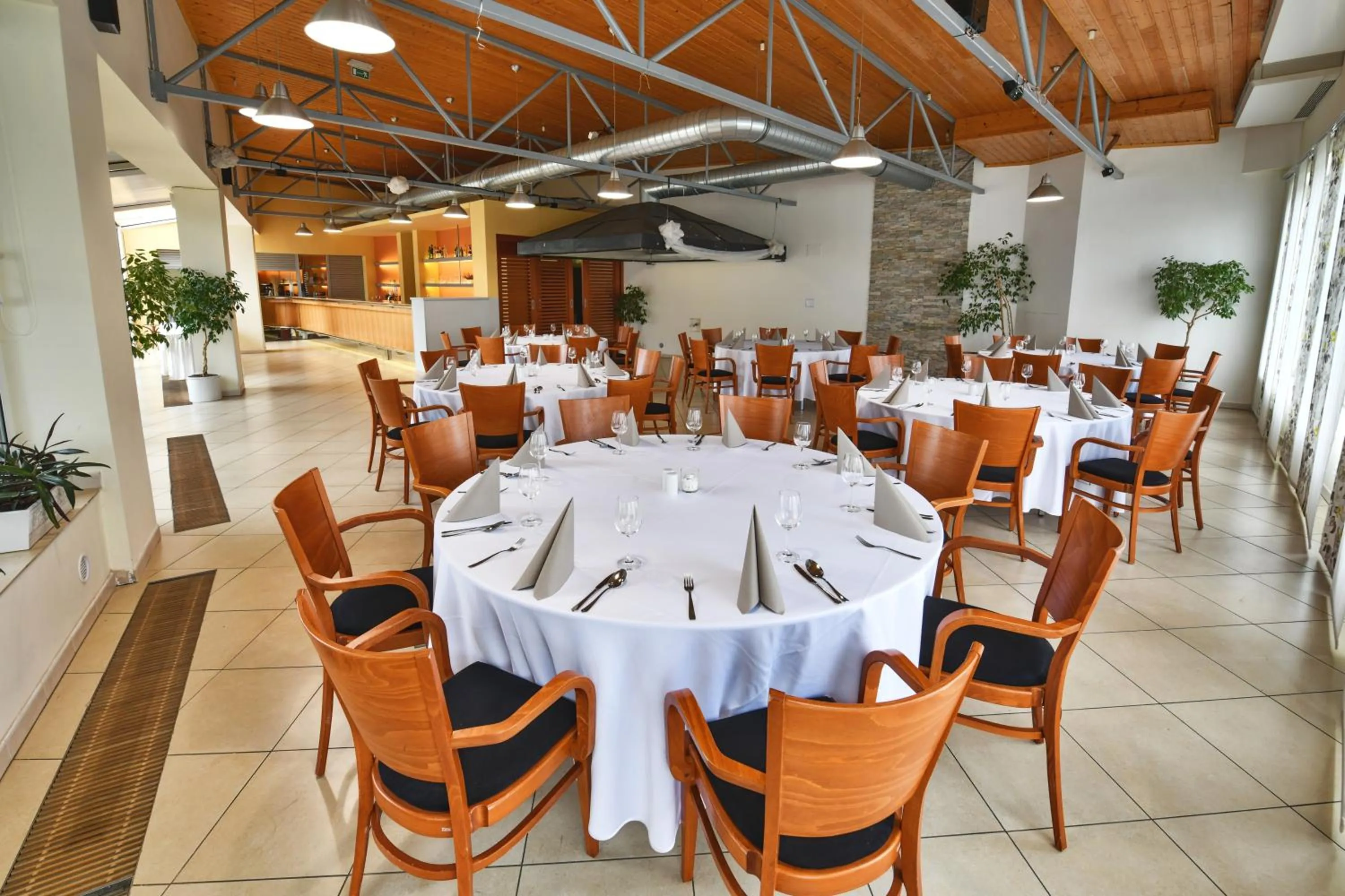 Restaurant/places to eat in Hotel Jana Congress & Wellness