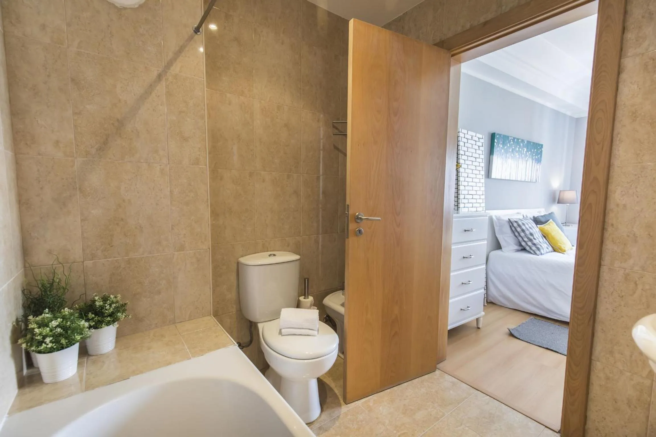 Shower, Bed in LovelyStay - Charming Marques Flat