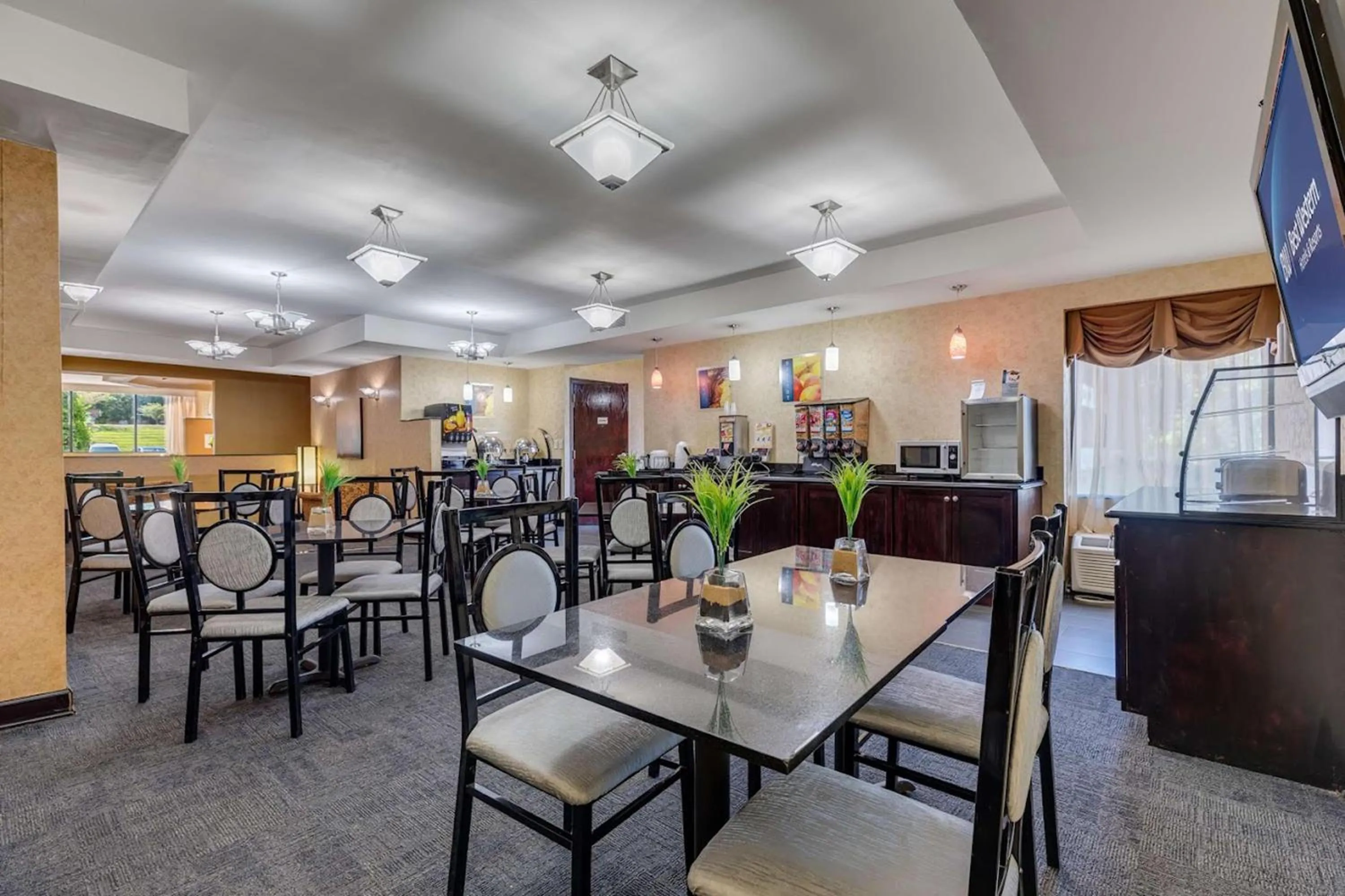 Restaurant/places to eat in SureStay by Best Western Charlotte Matthews