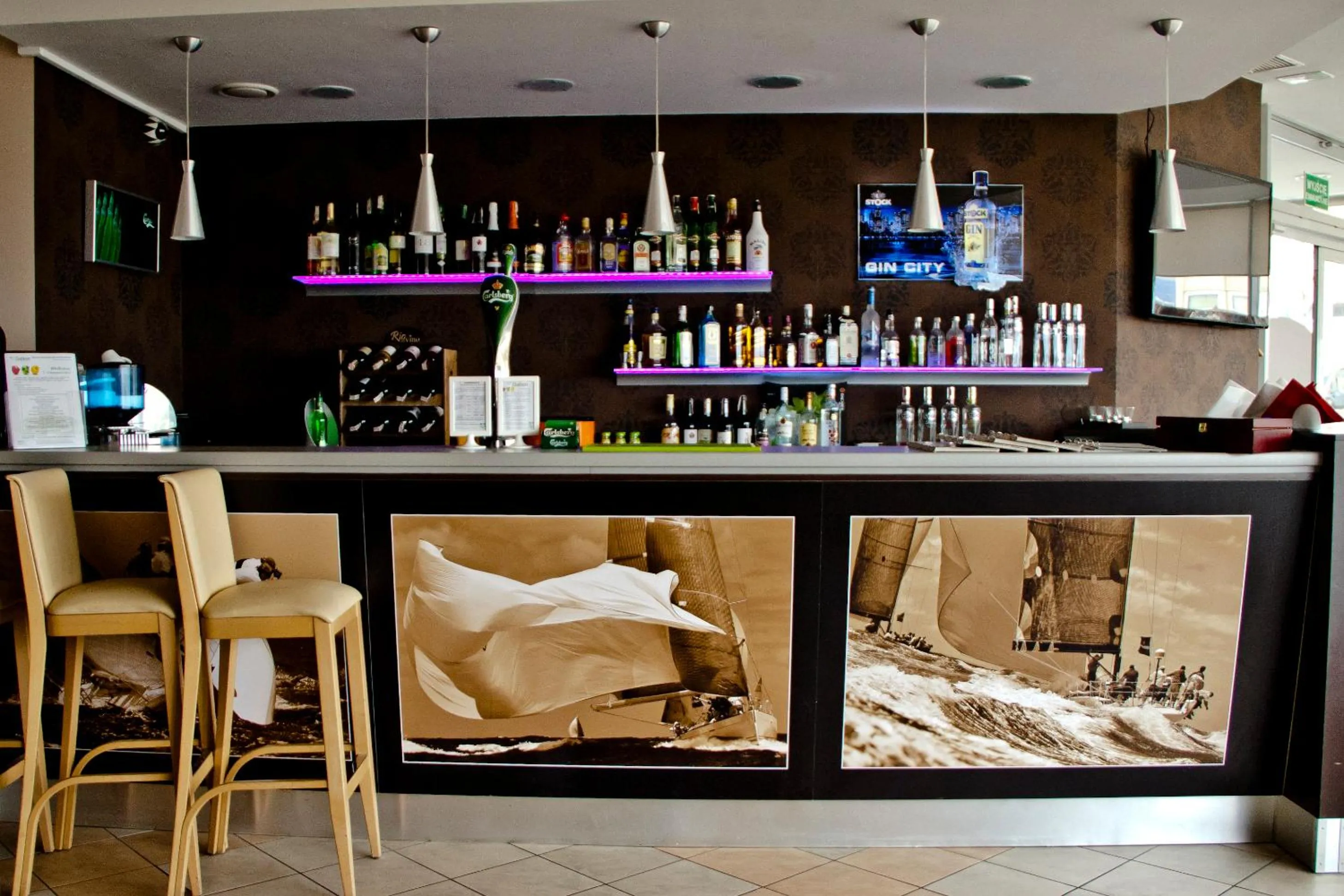 Restaurant/places to eat in Hotel Galion