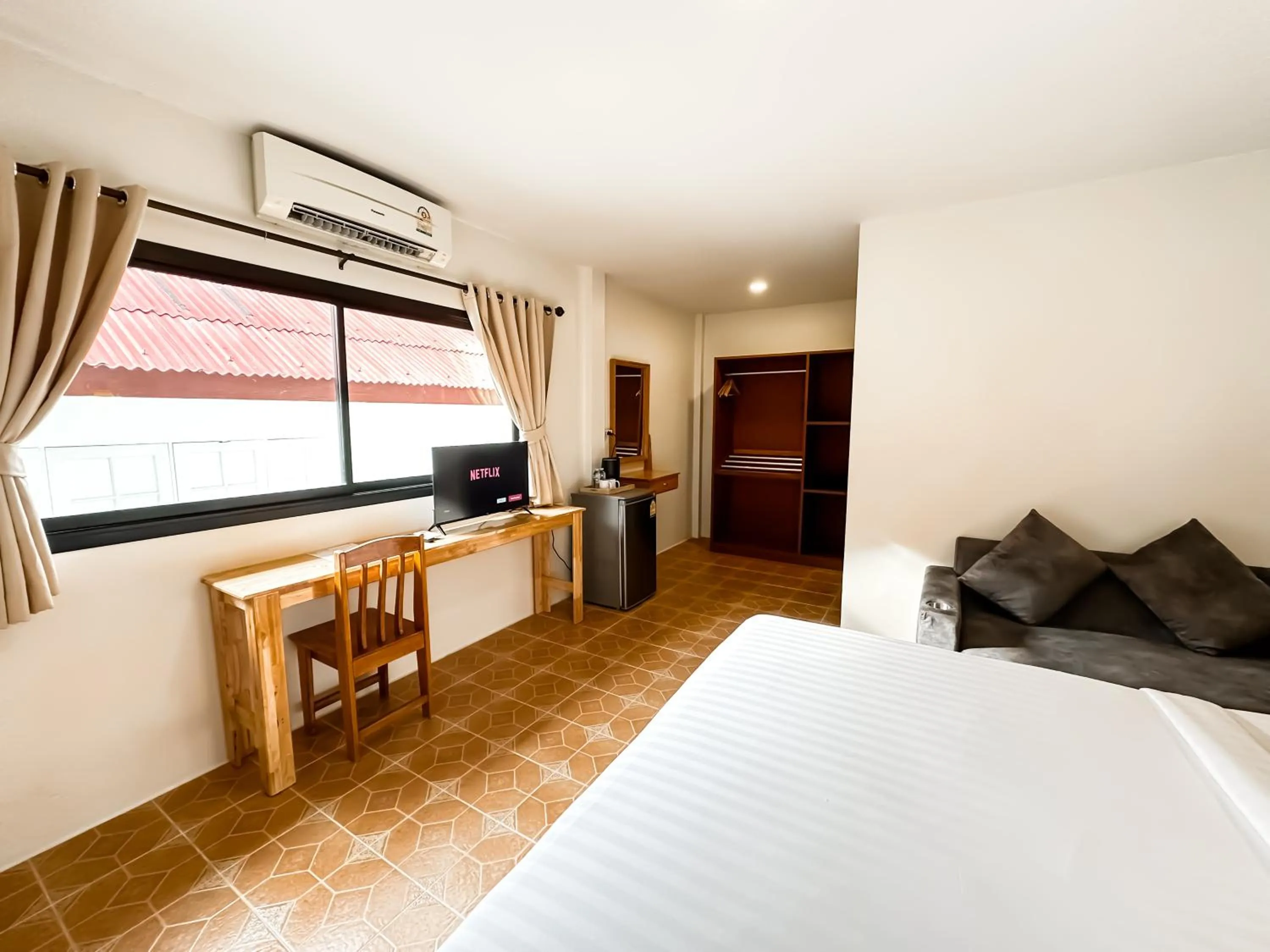 Bedroom, Bed in Bounty Resort