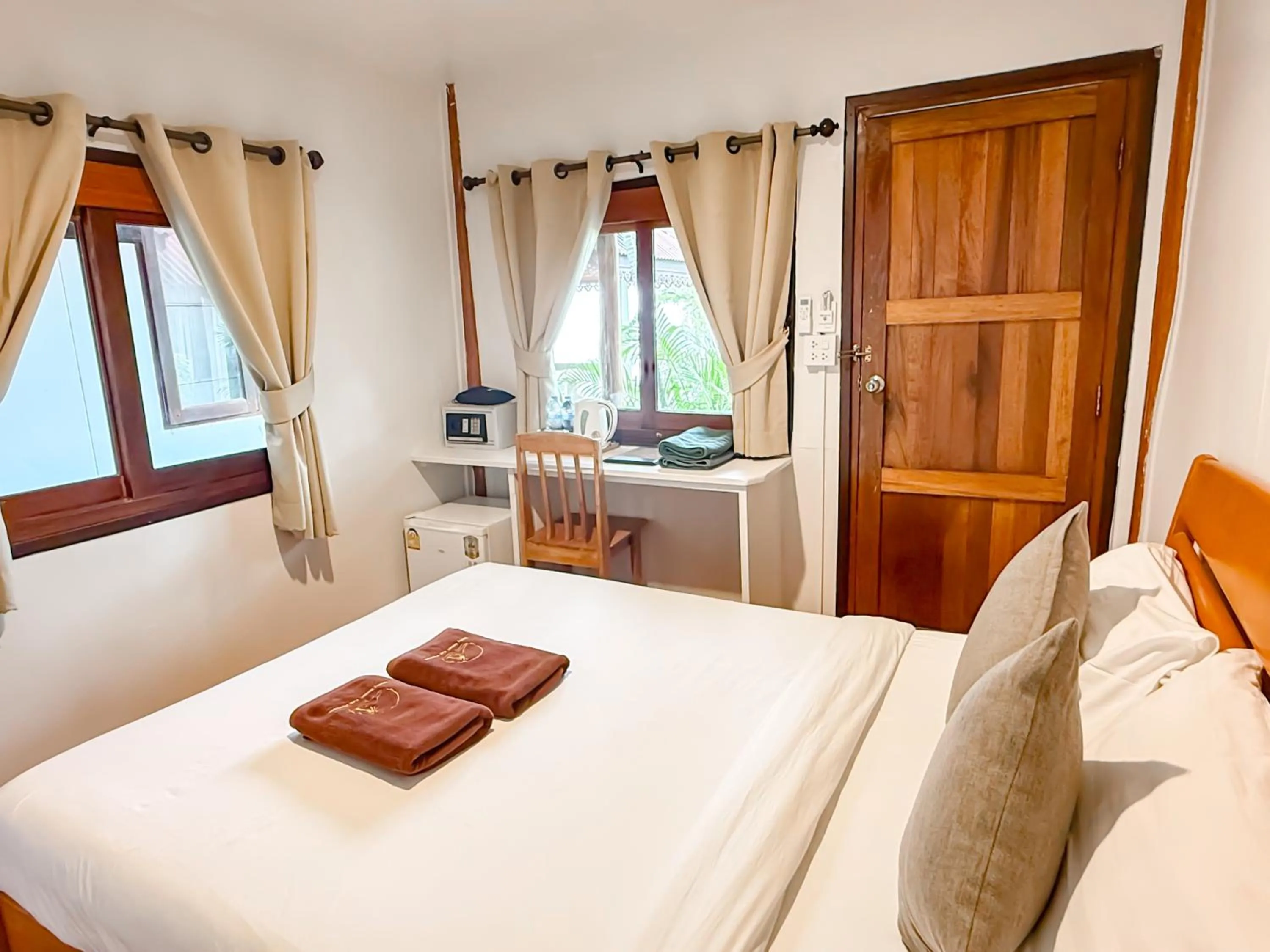 Photo of the whole room, Bed in Bounty Resort