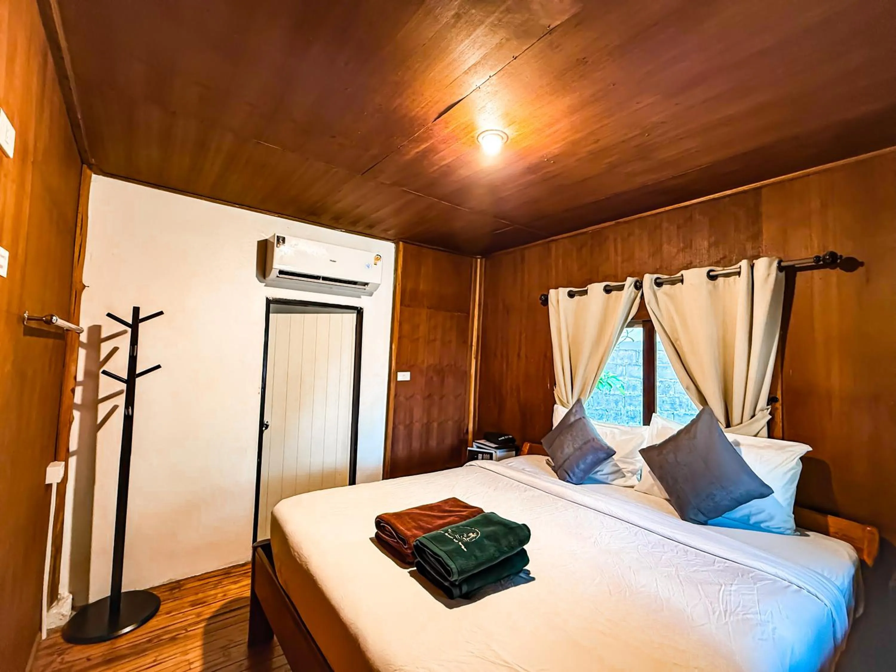 Photo of the whole room, Bed in Bounty Resort