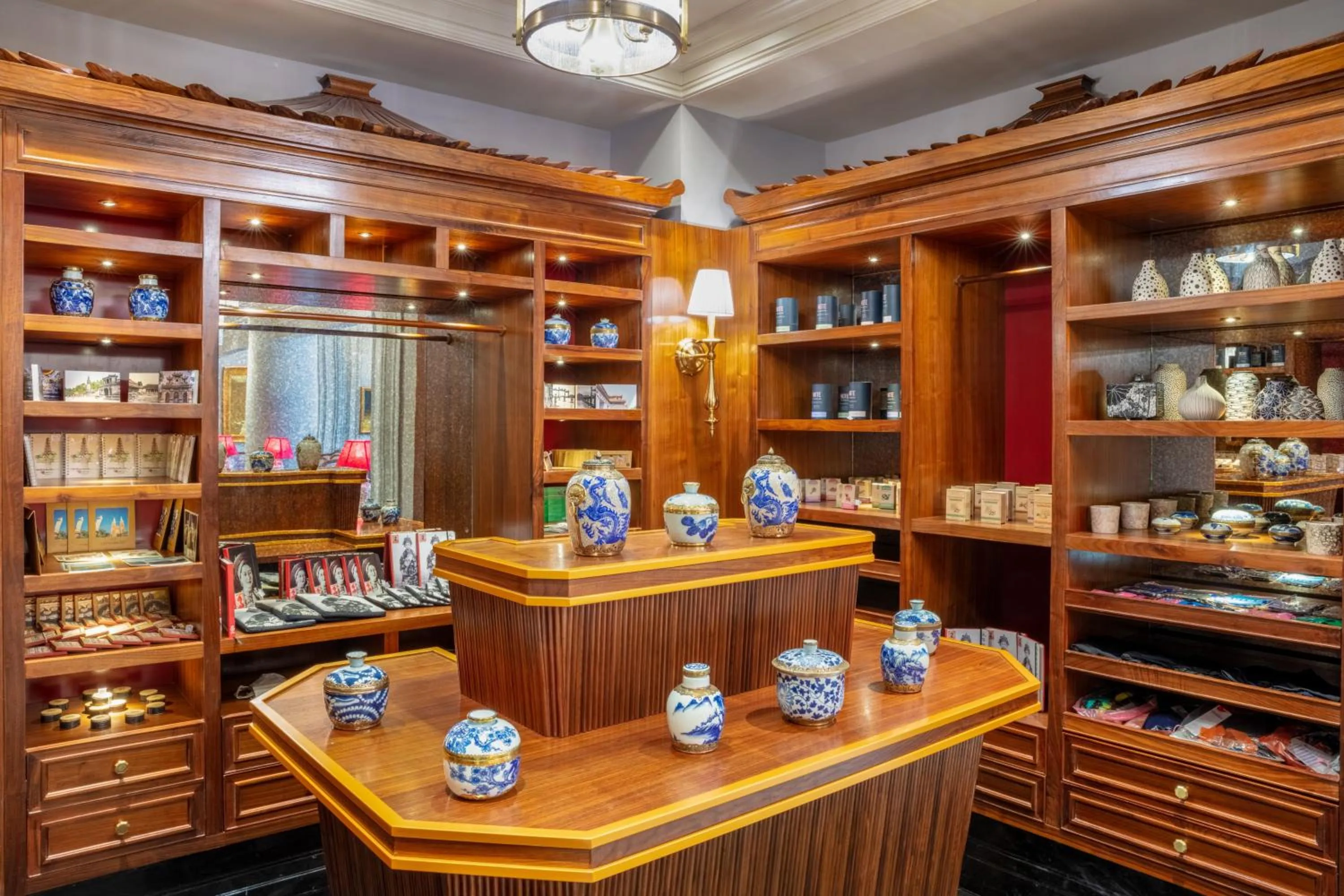 On-site shops in Silk Path Grand Hue Hotel