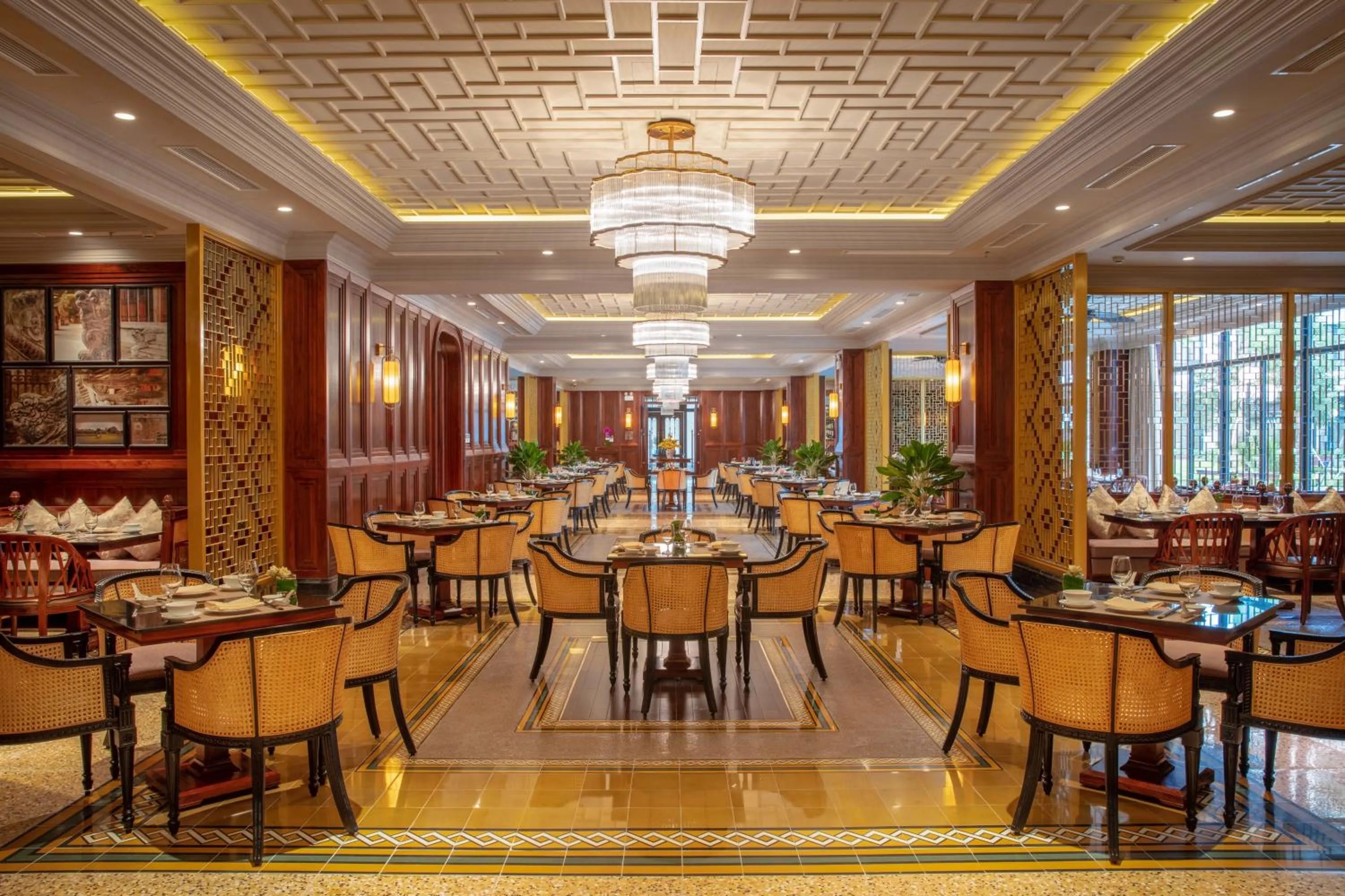 Restaurant/places to eat in Silk Path Grand Hue Hotel