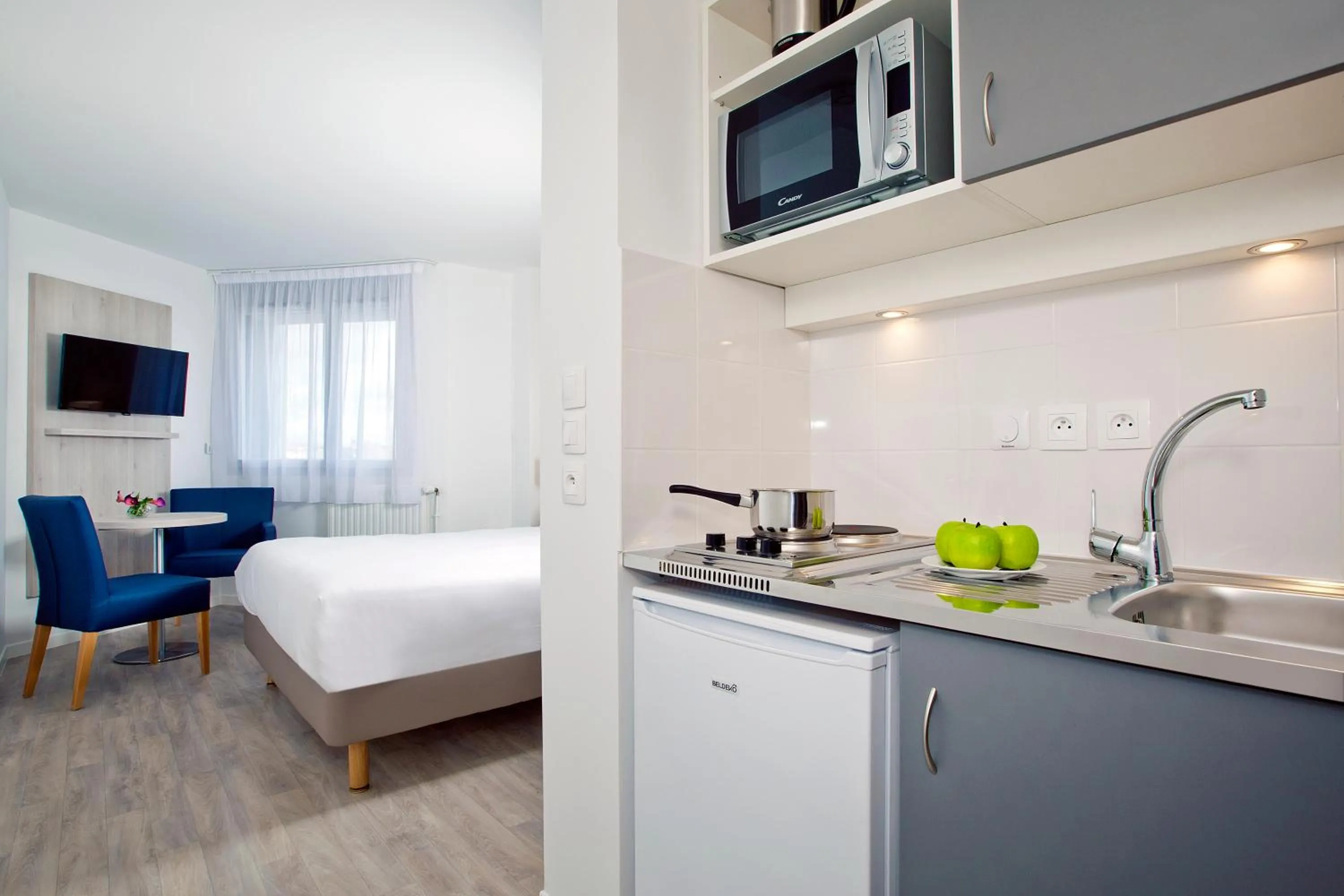 Kitchen or kitchenette, Bed in Sejours & Affaires Paris-Davout