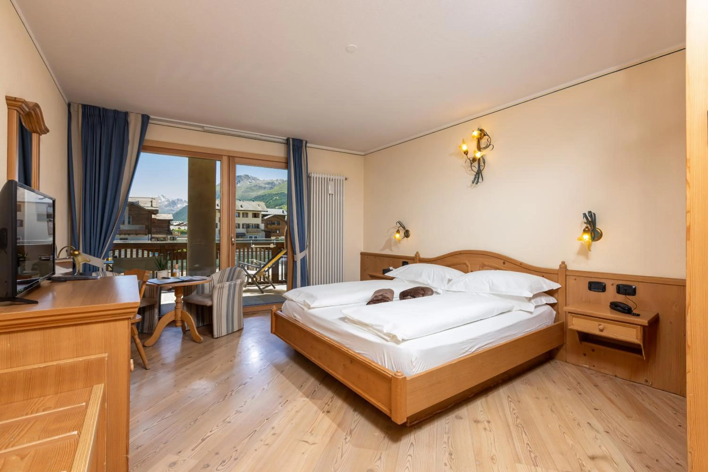 View (from property/room), Bed in Hotel Flora