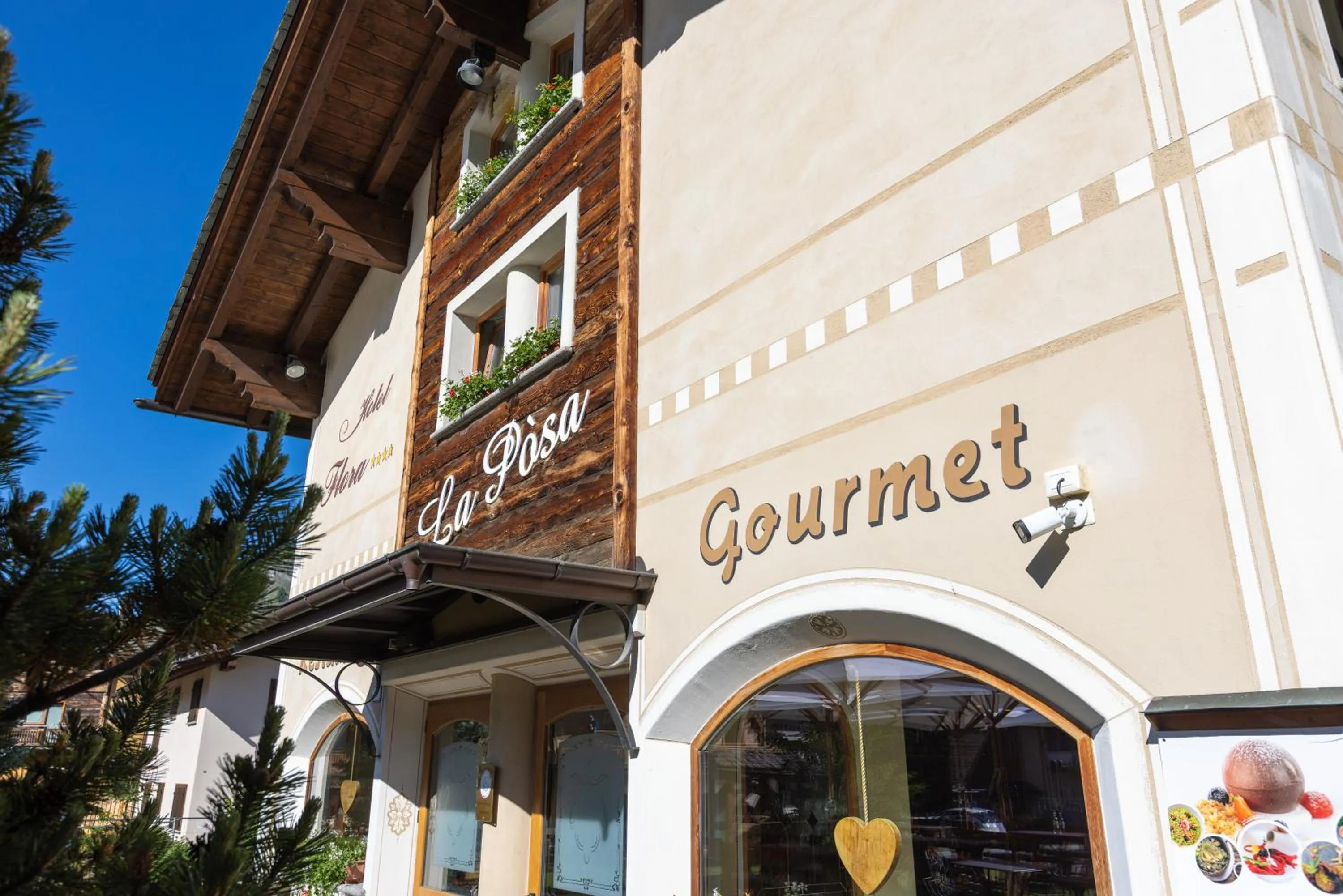 Restaurant/places to eat in Hotel Flora