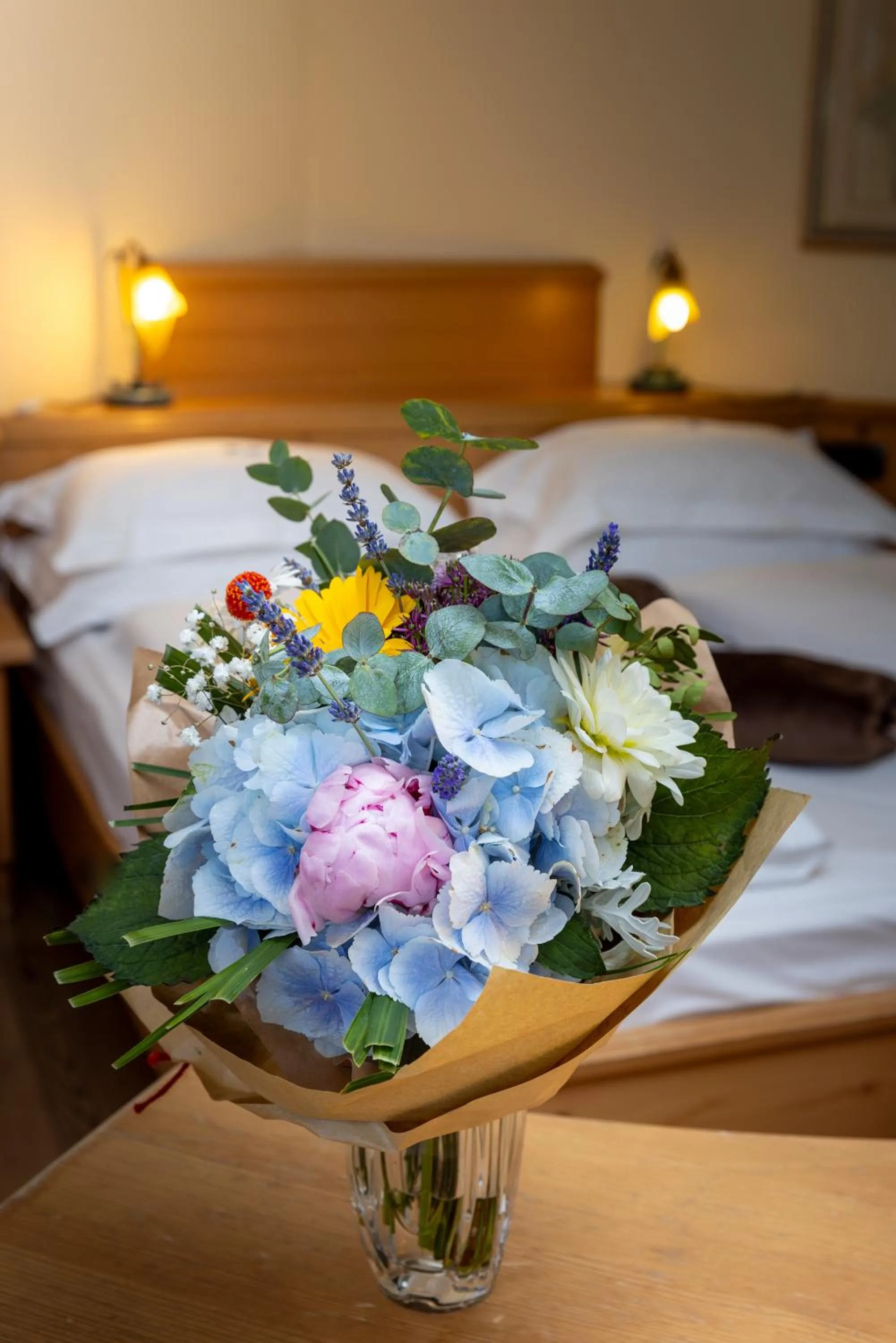 room service, Bed in Hotel Flora