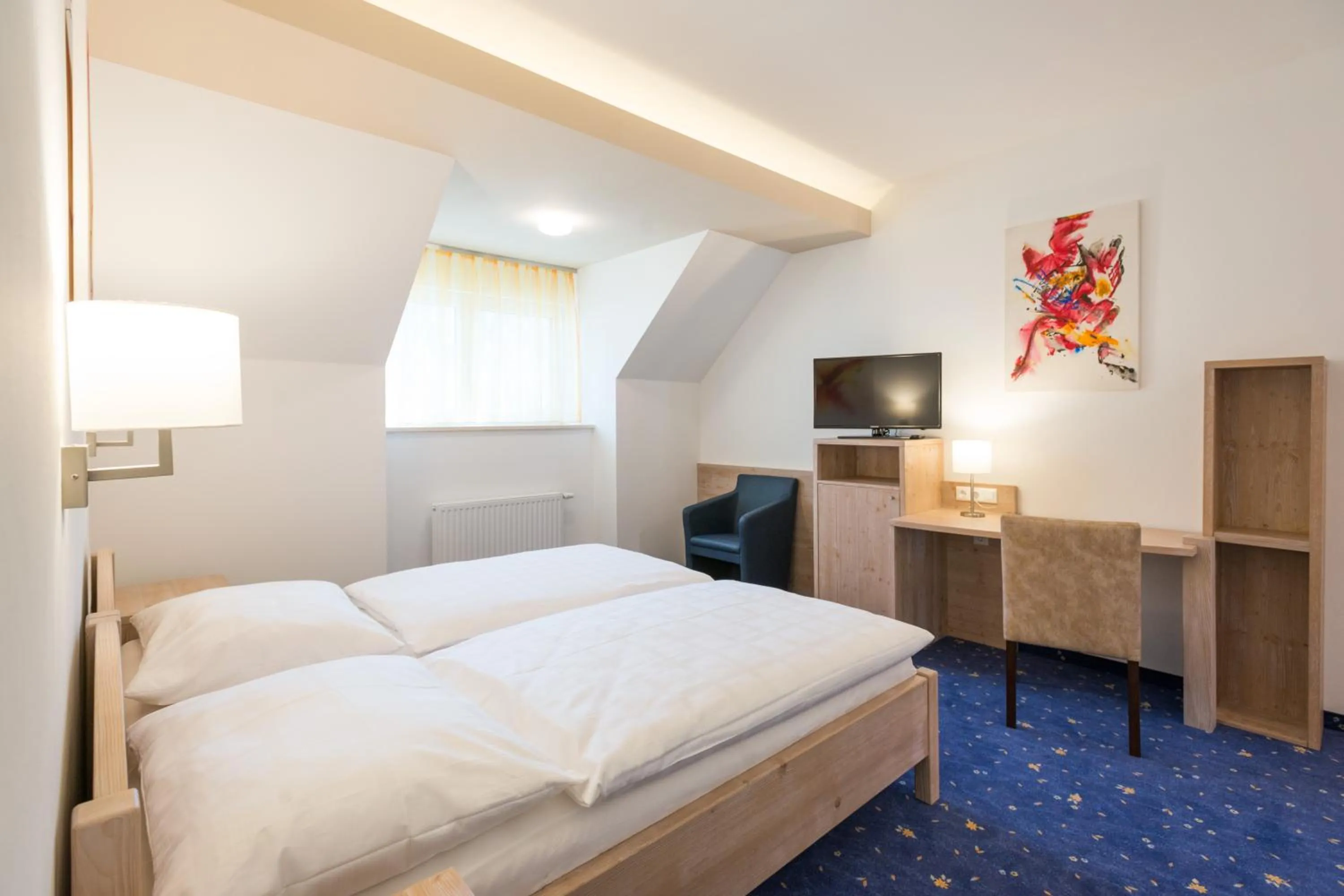 Bathroom, Bed in Hotel Vösenhuber