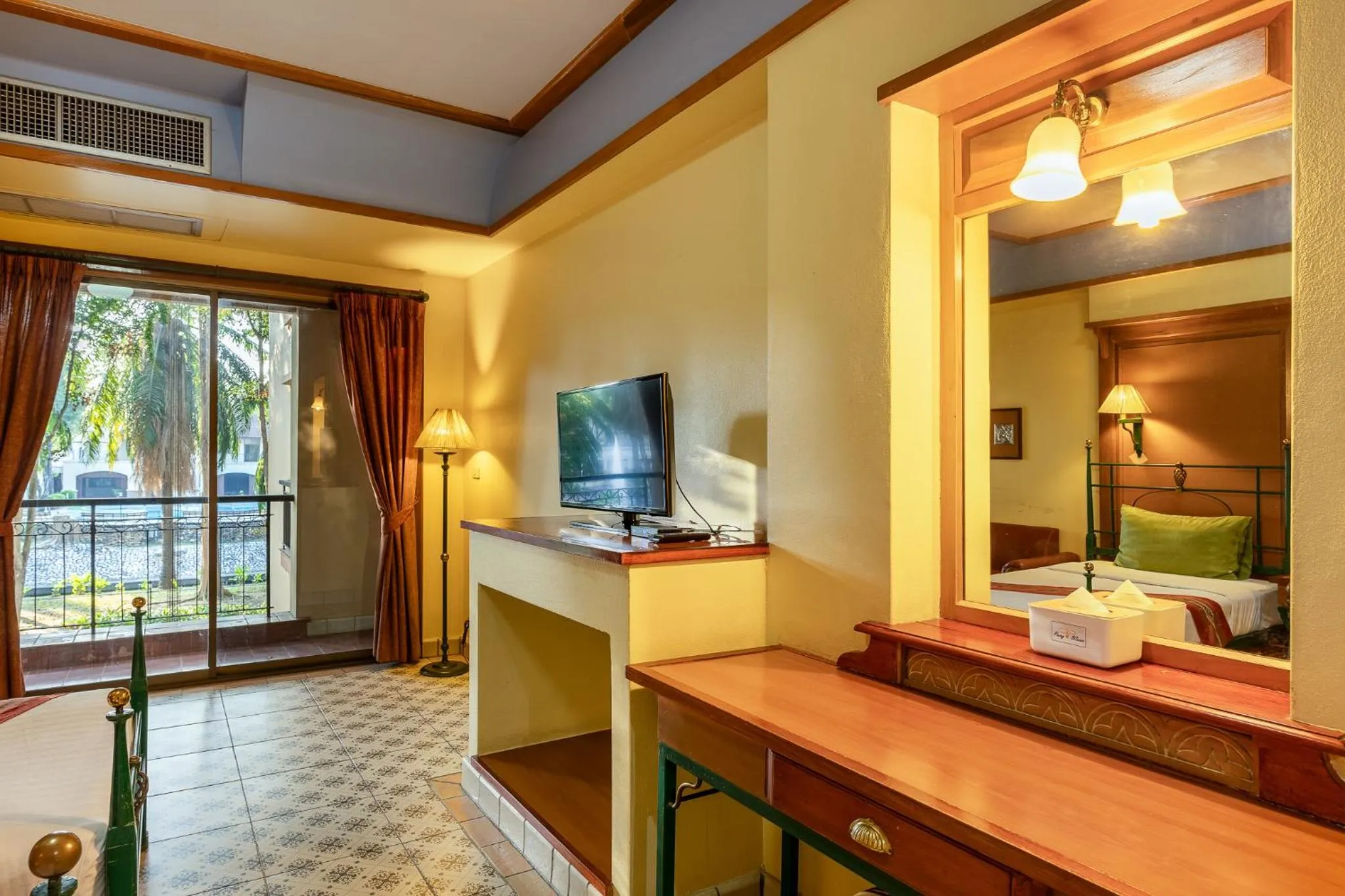 TV and multimedia in Pung-Waan Resort & Spa