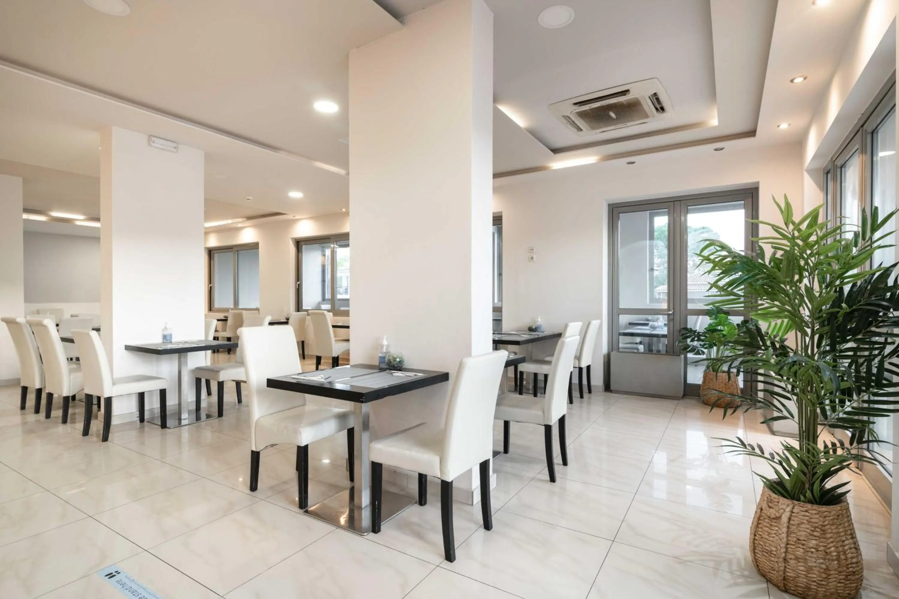 Restaurant/places to eat in Karras Hotel