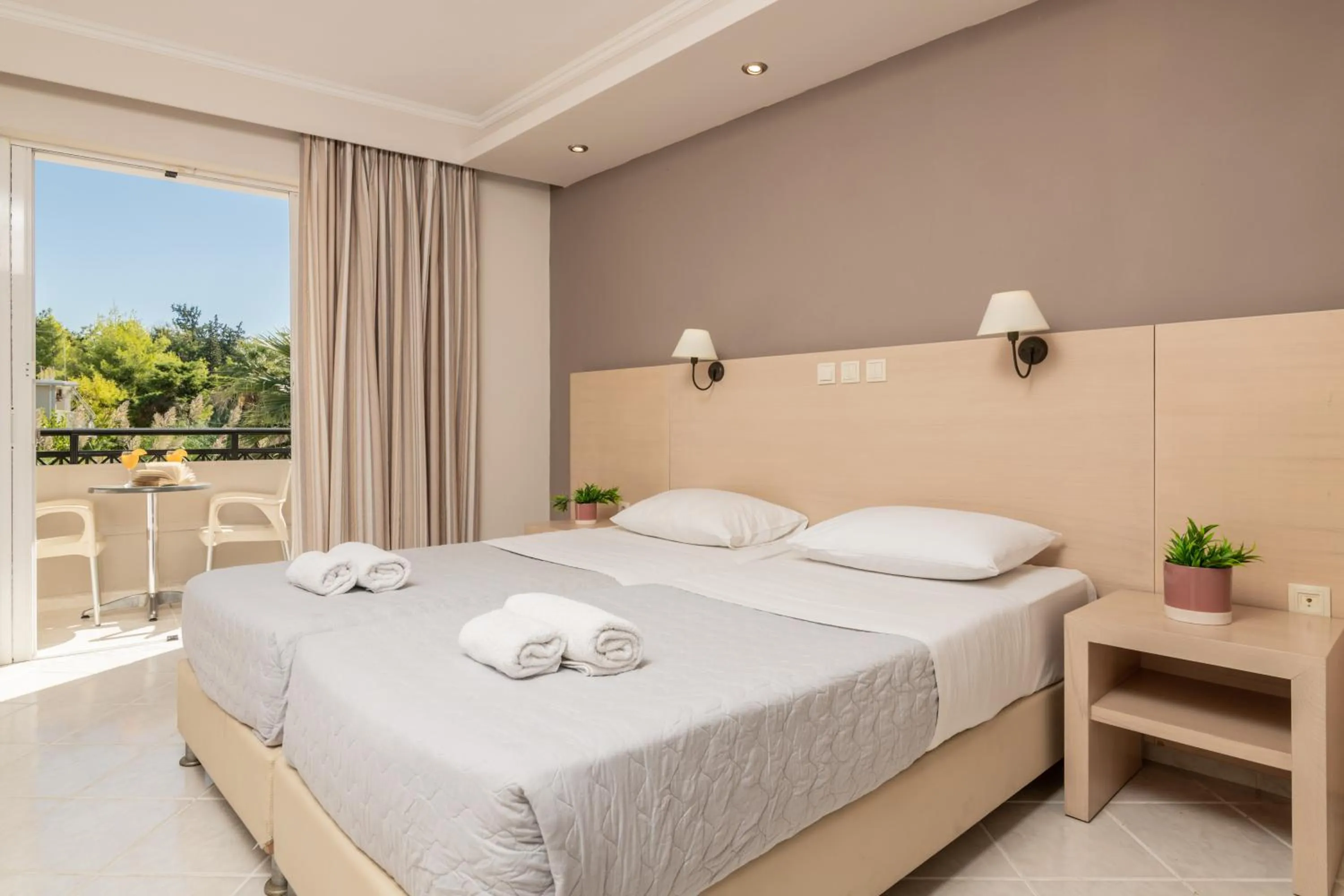 Balcony/Terrace, Bed in Karras Hotel