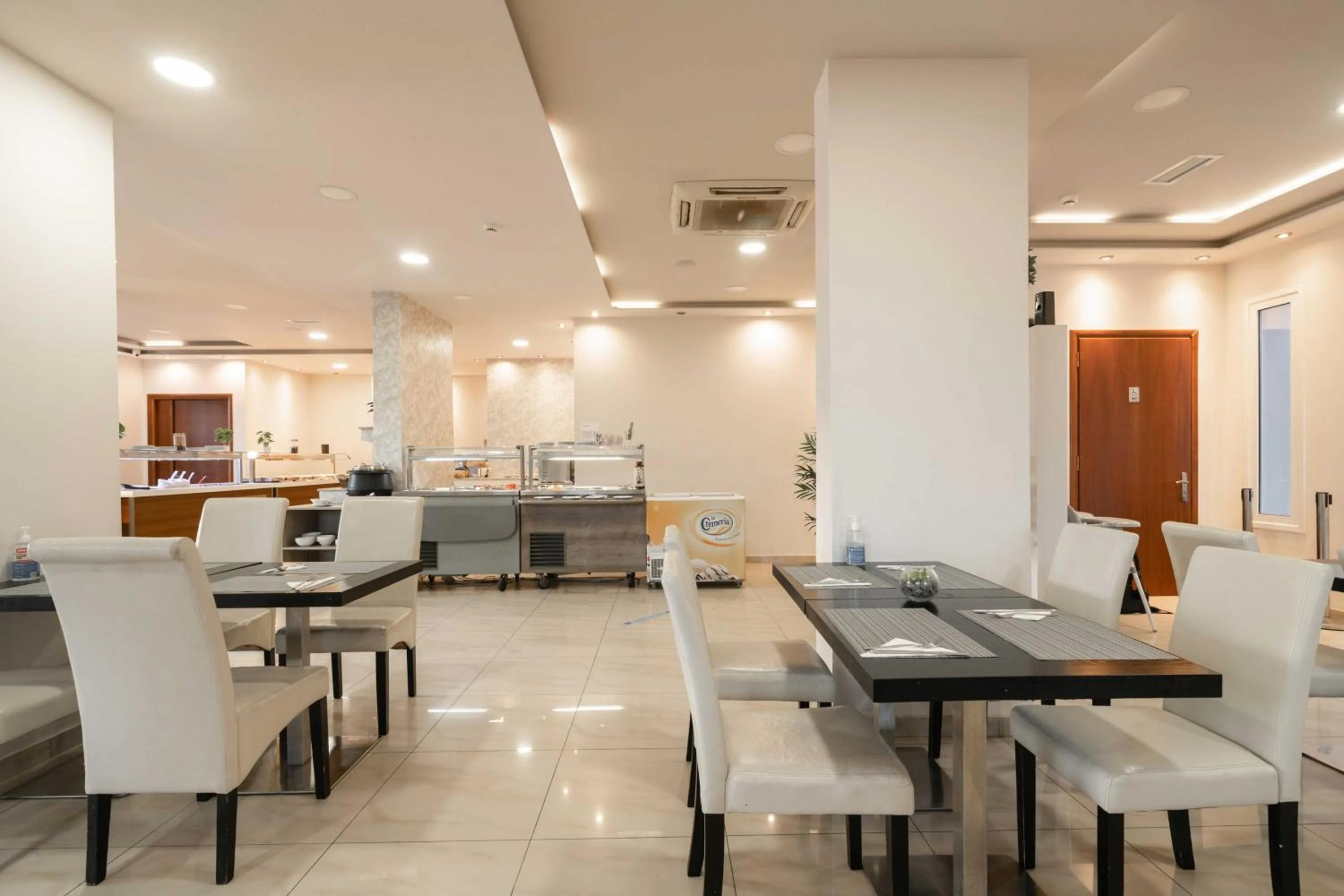 Restaurant/places to eat in Karras Hotel