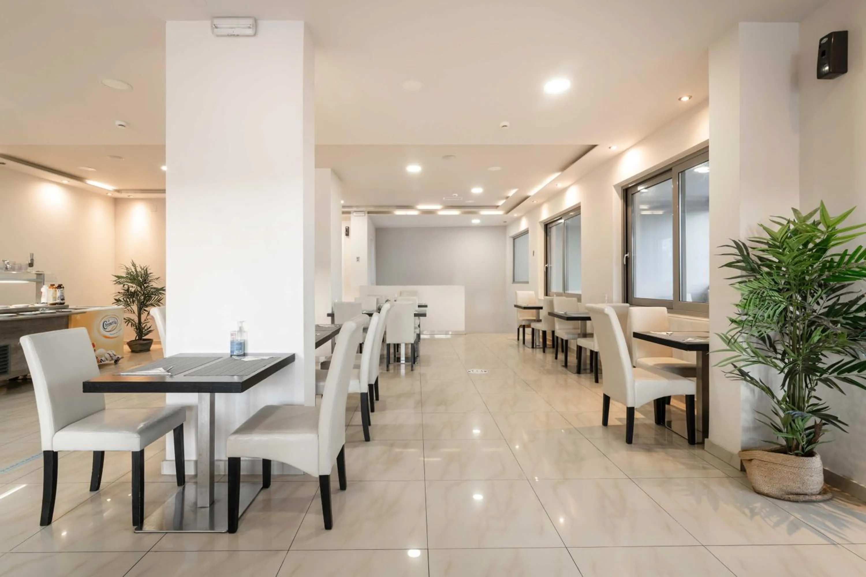 Restaurant/places to eat in Karras Hotel