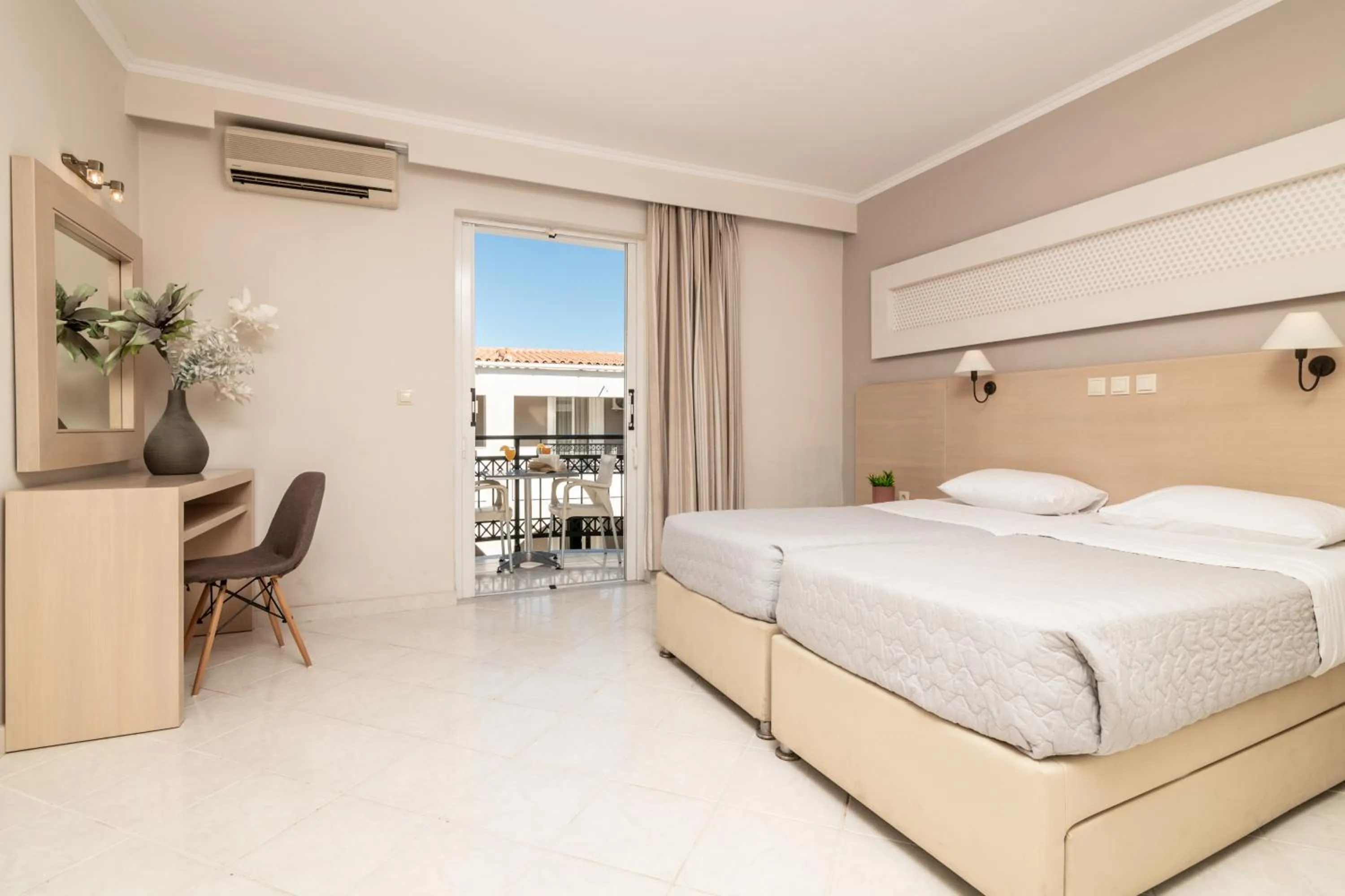 Balcony/Terrace, Bed in Karras Hotel