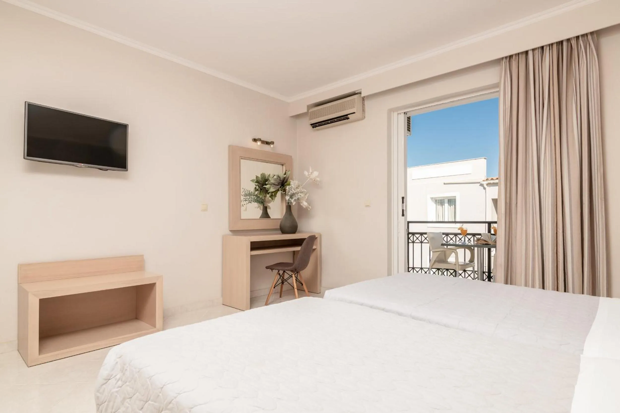 Balcony/Terrace, Bed in Karras Hotel