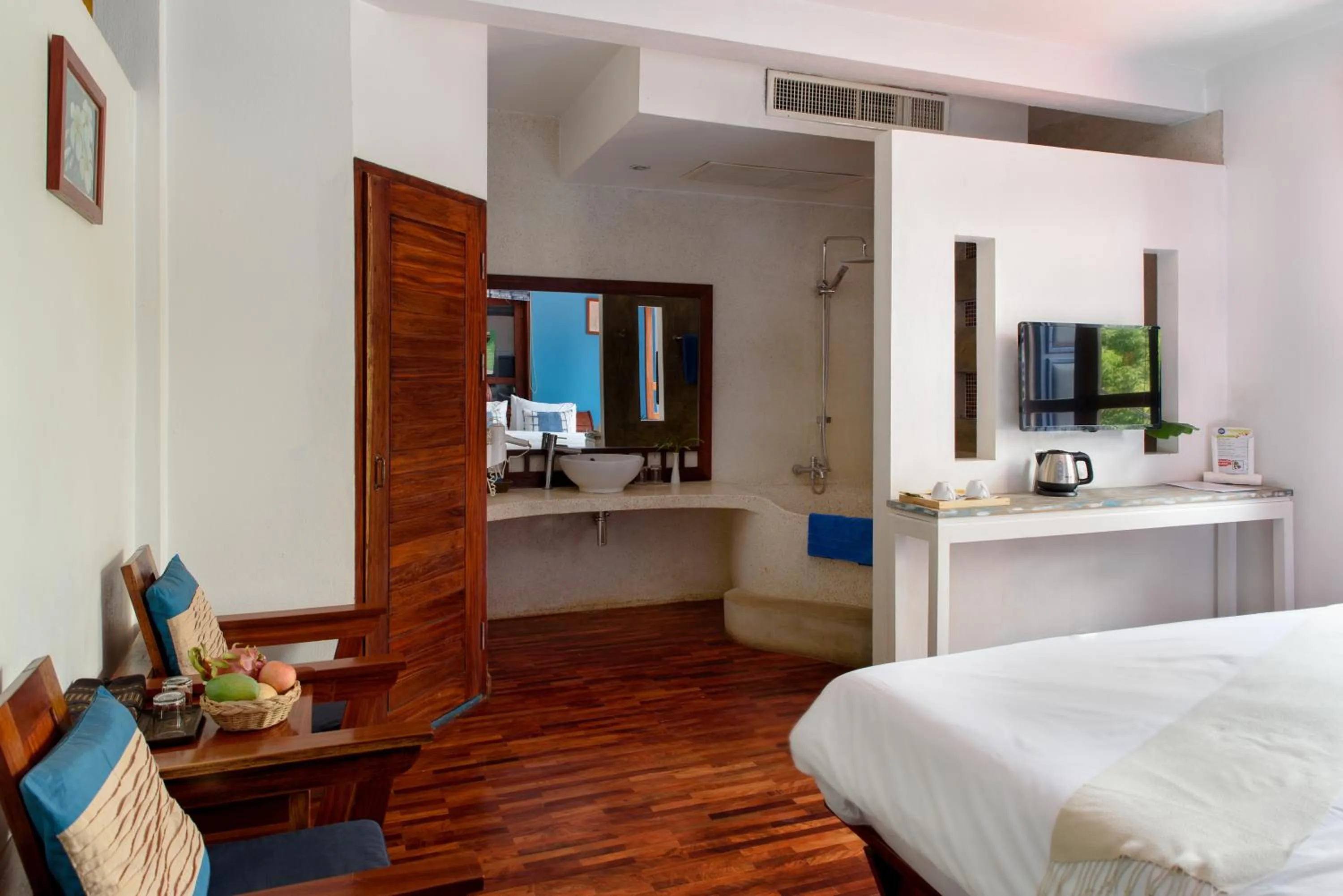 Bath, Bed in Indigo House Hotel