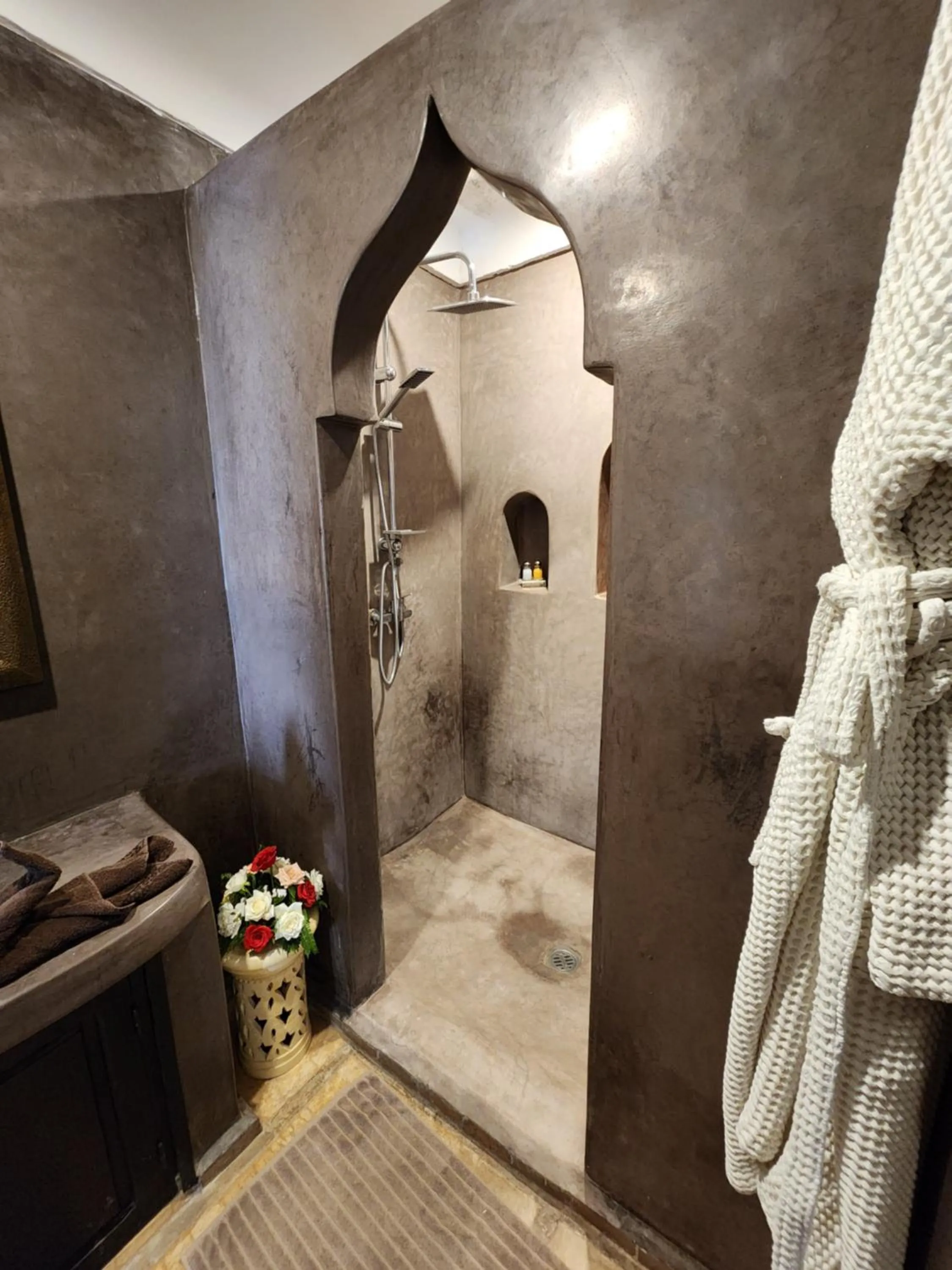 Shower in Riad Alboraq