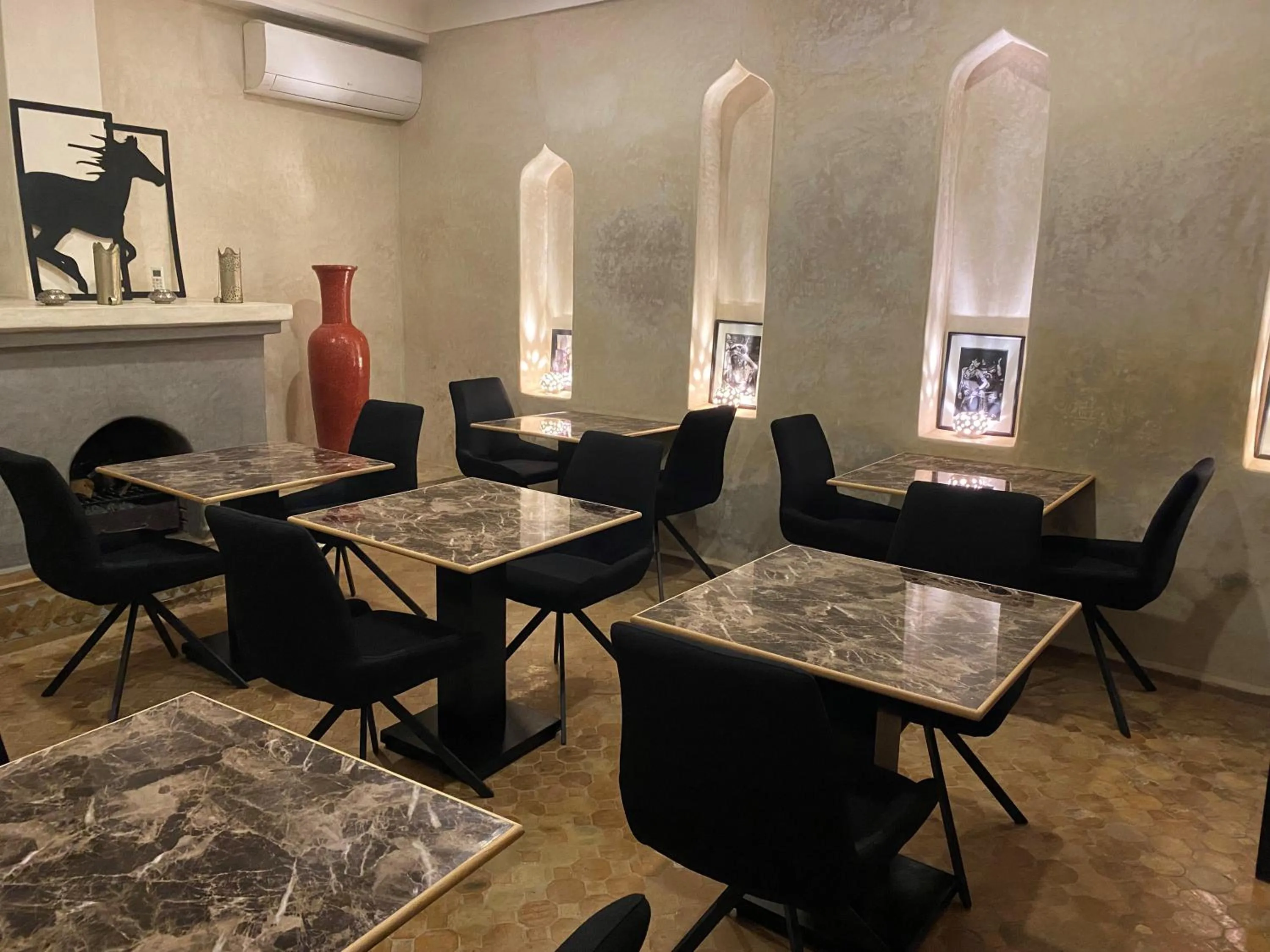 Restaurant/places to eat in Riad Alboraq