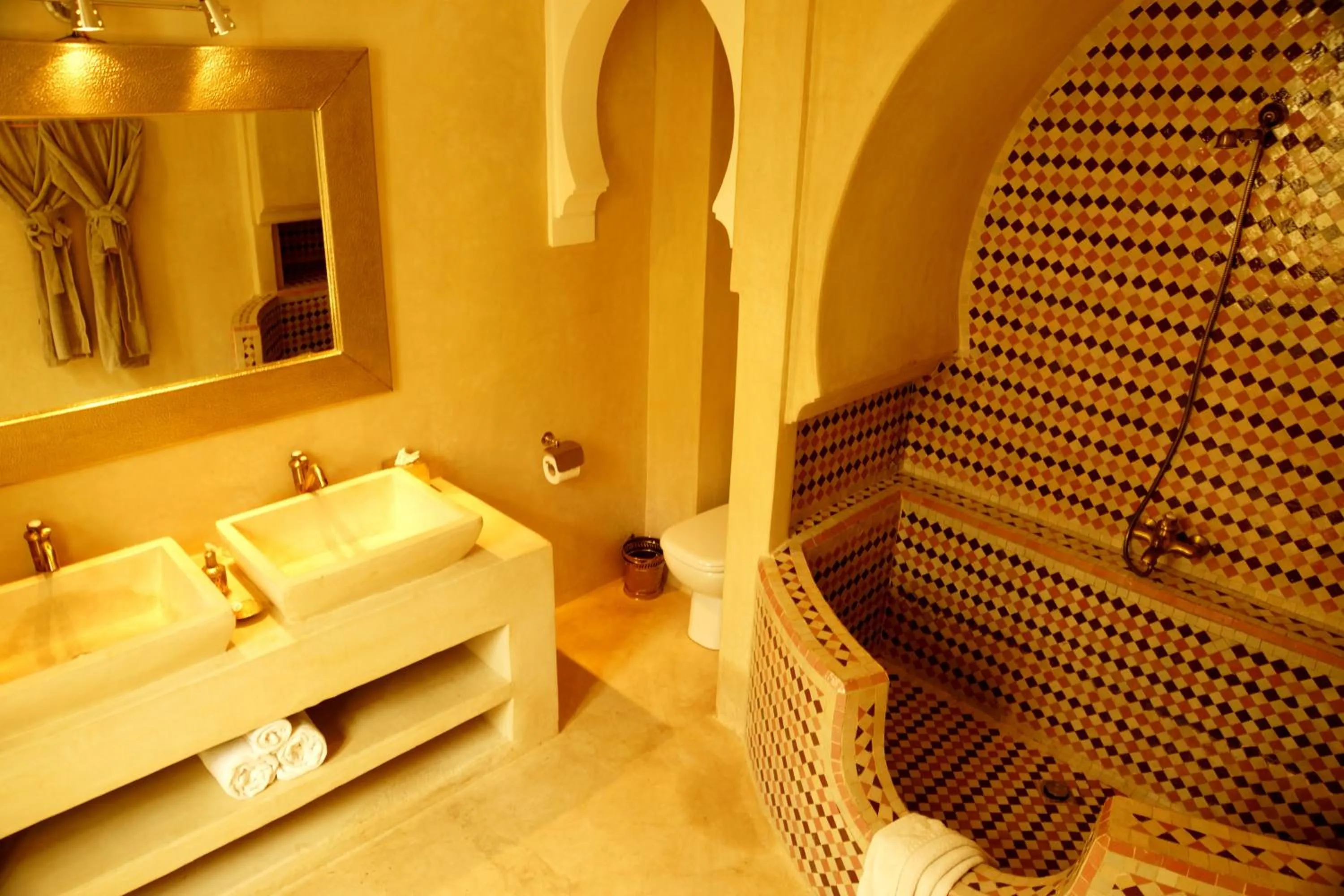 Bathroom, Bed in Riad Shama Suites & Spa