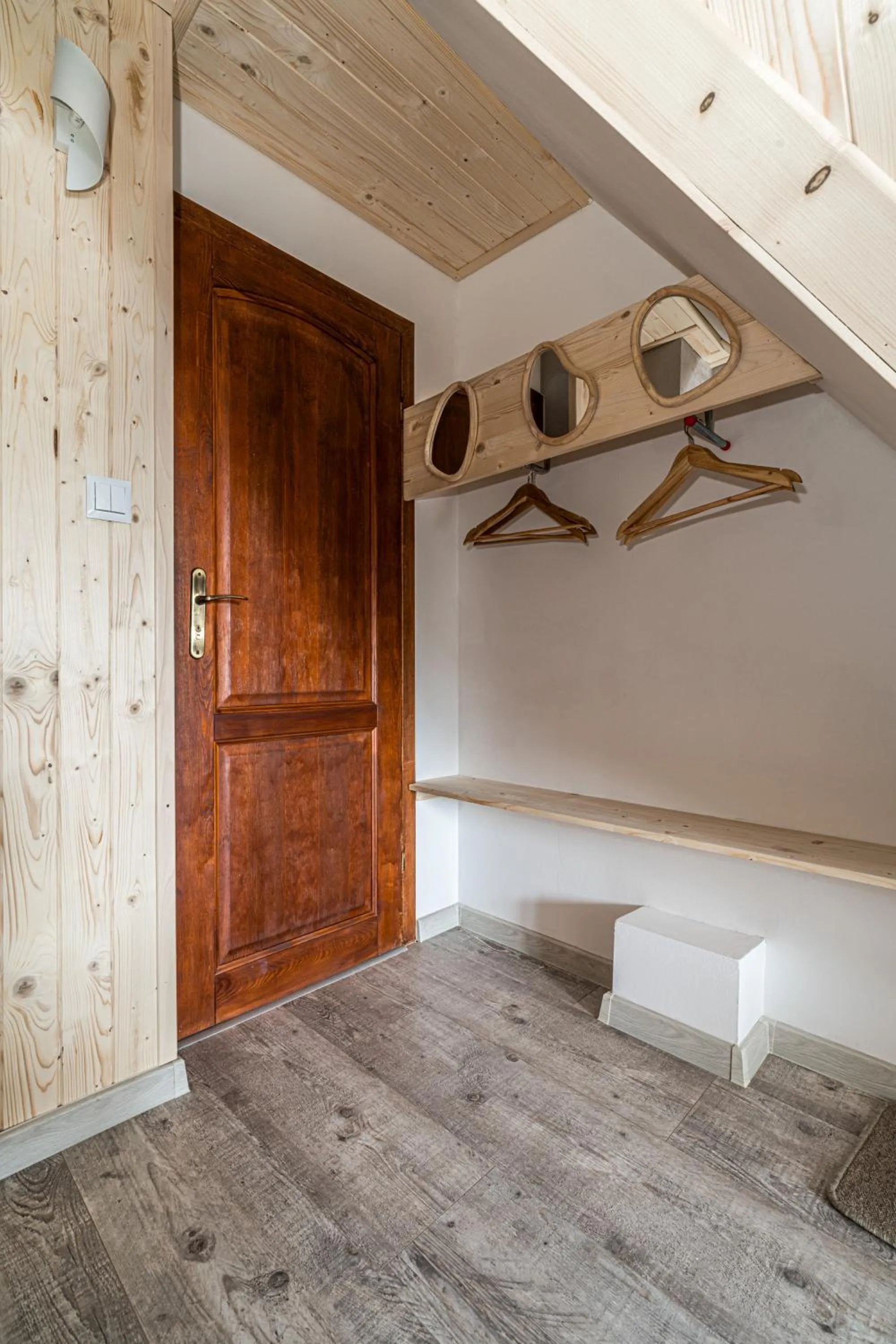 wardrobe in Willa Baciarka-basen, sauny i jacuzzi