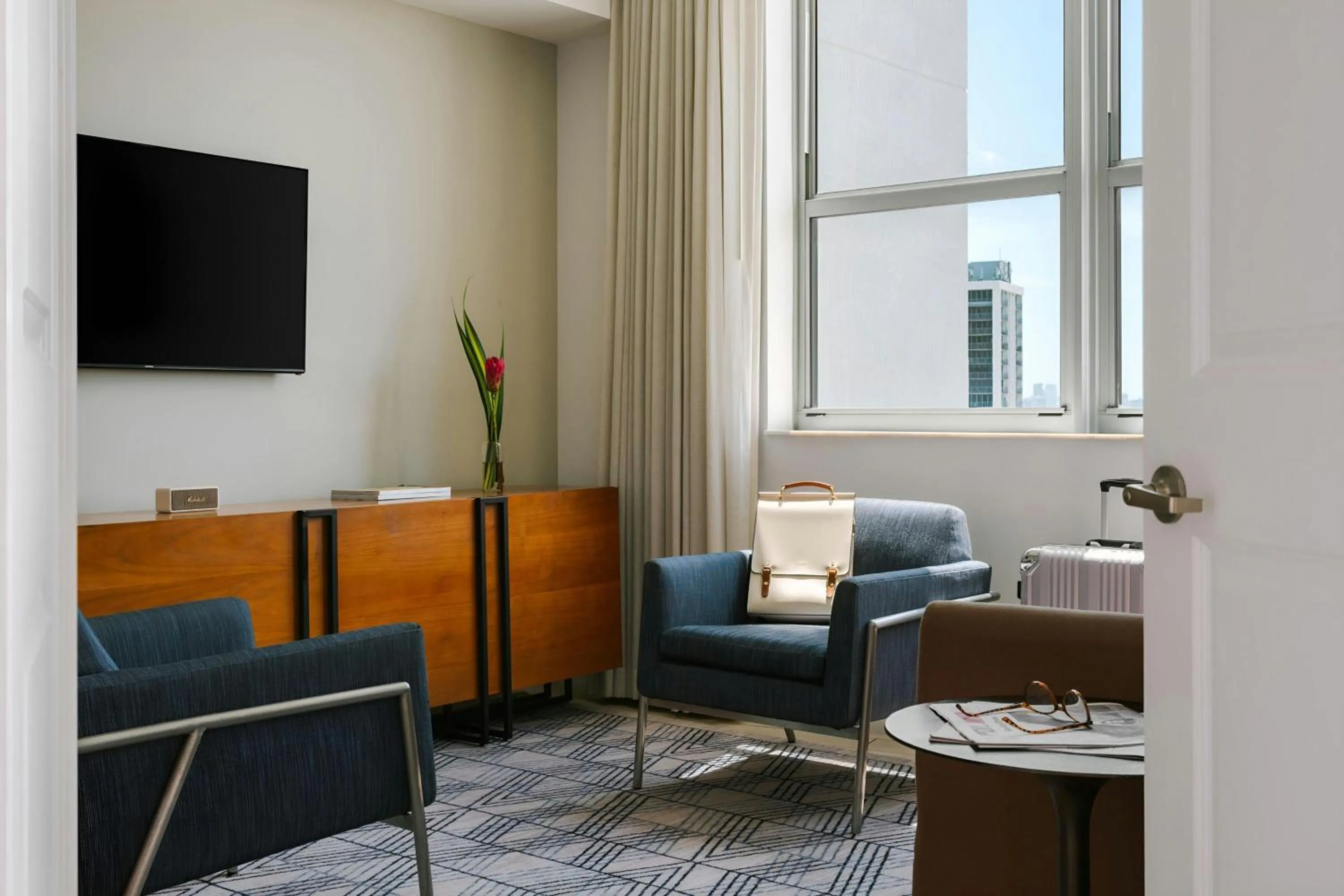 Living room in The Circ Hotel Hollywood, Sonder by Marriott Bonvoy