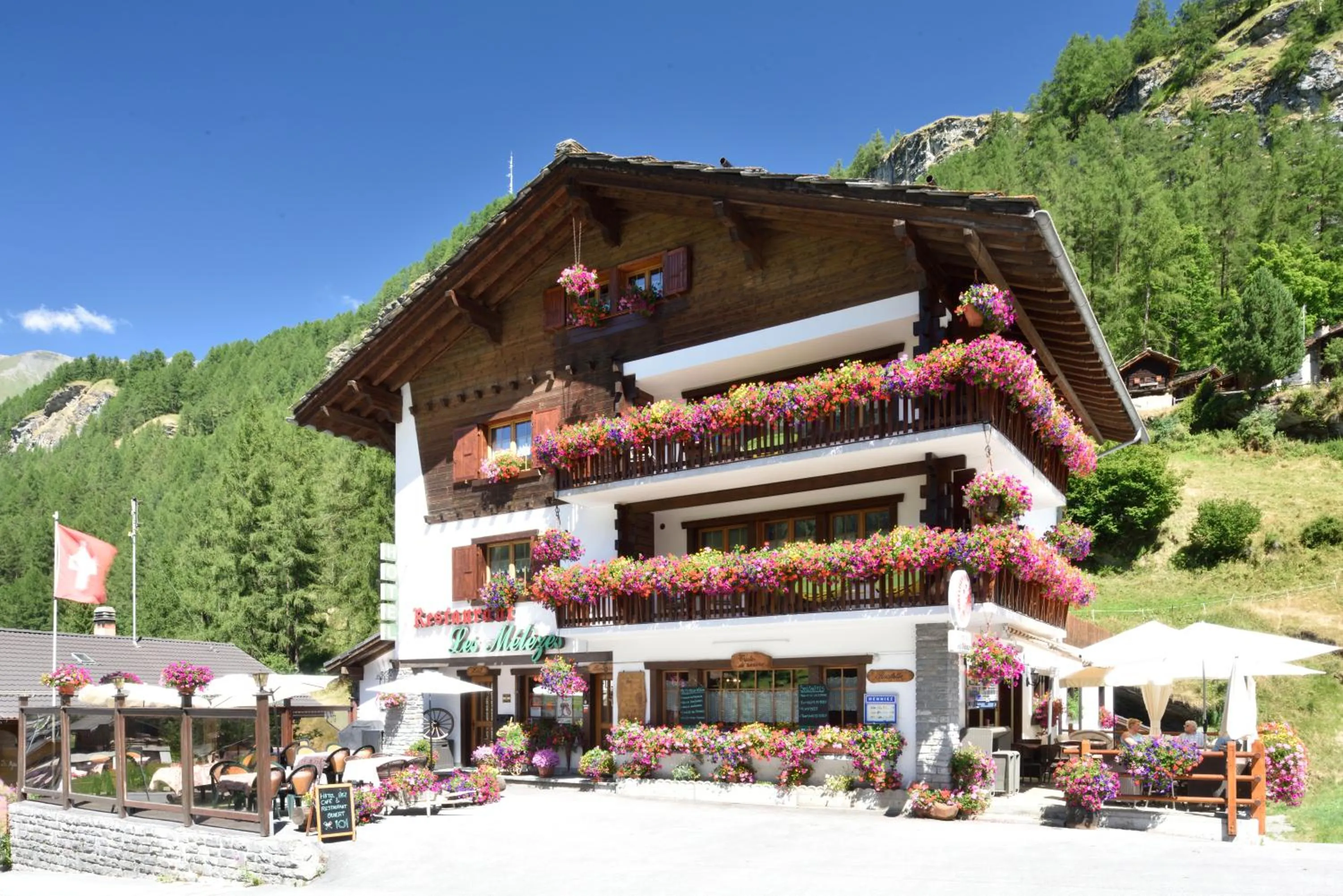 Property building in Hotel Les Mélèzes