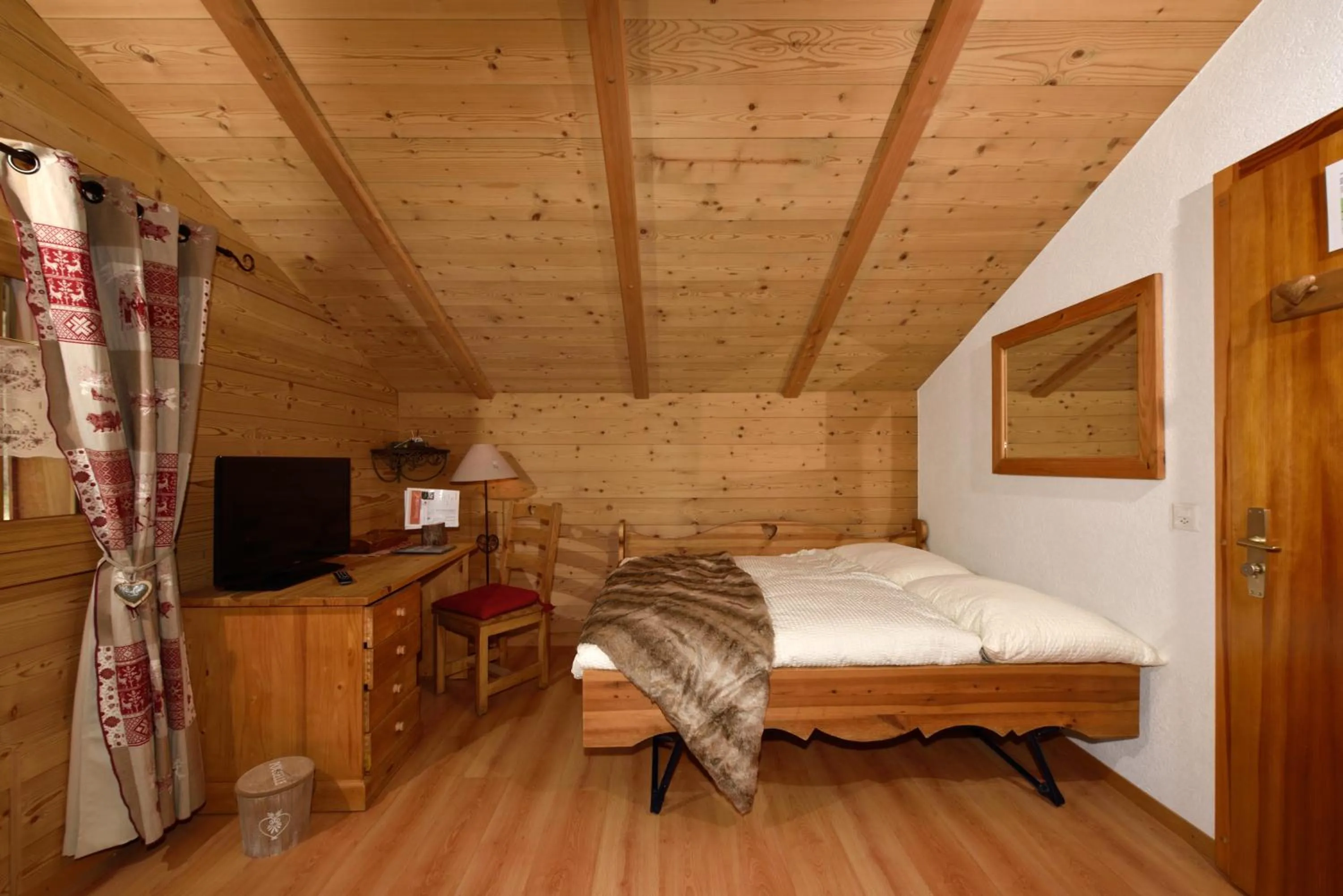 Bedroom, Bed in Hotel Les Mélèzes