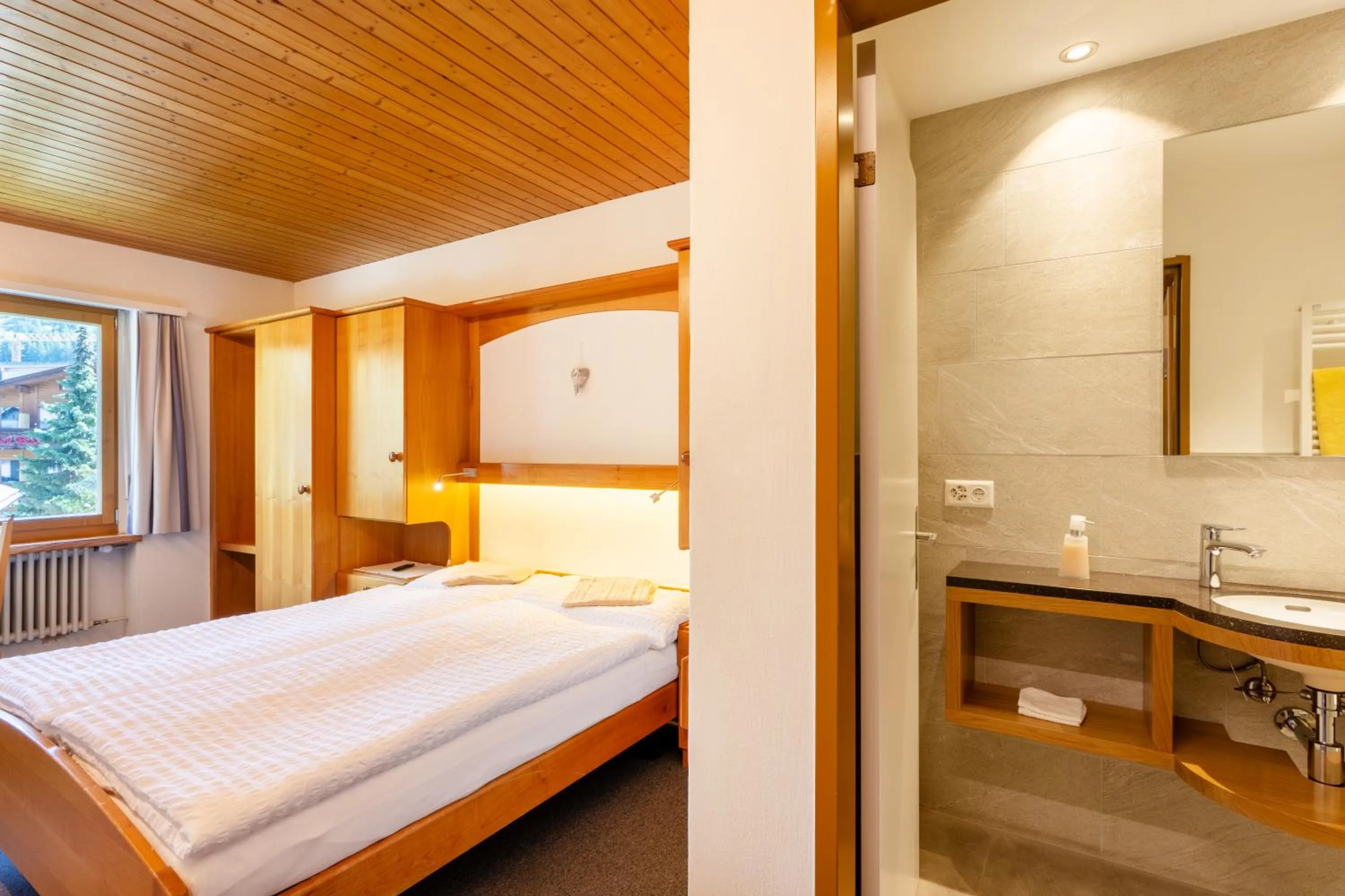 Bathroom, Bed in Hotel Parnass