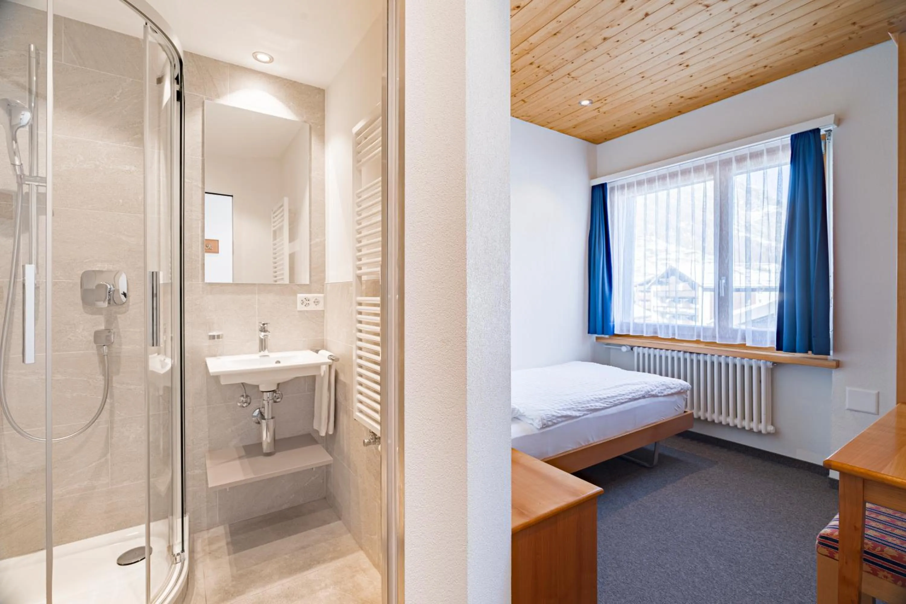 Bathroom, Bed in Hotel Parnass